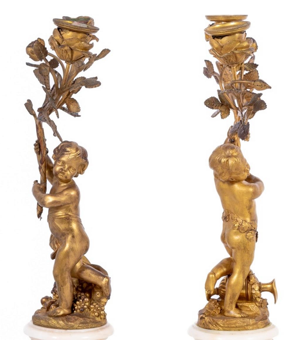 Europeo Coppia di candelabri figurativi in bronzo dorato in stile Luigi XVI in vendita