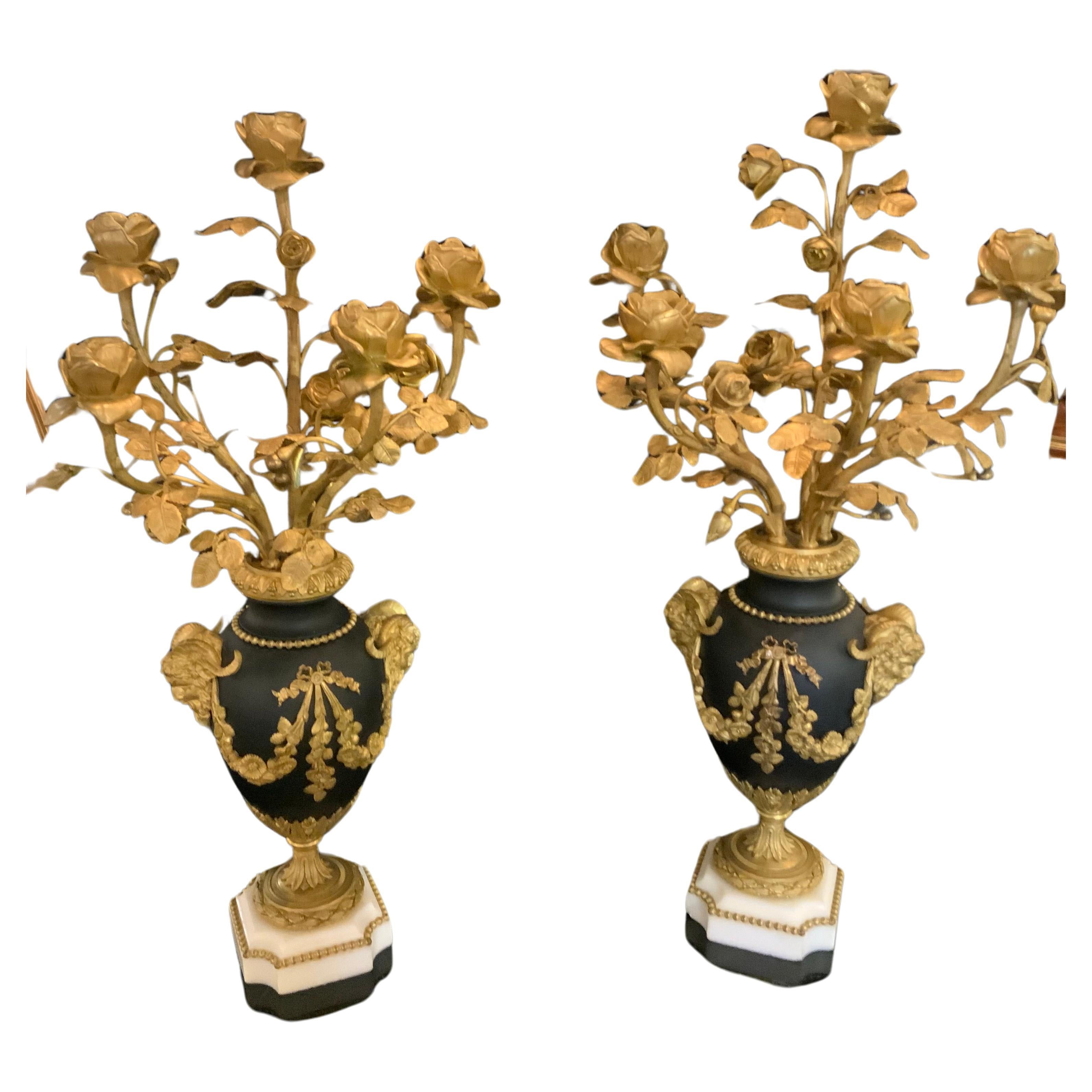 Coppia di candelabri a cinque luci in bronzo dorato in stile Luigi XVI, 19° sec.