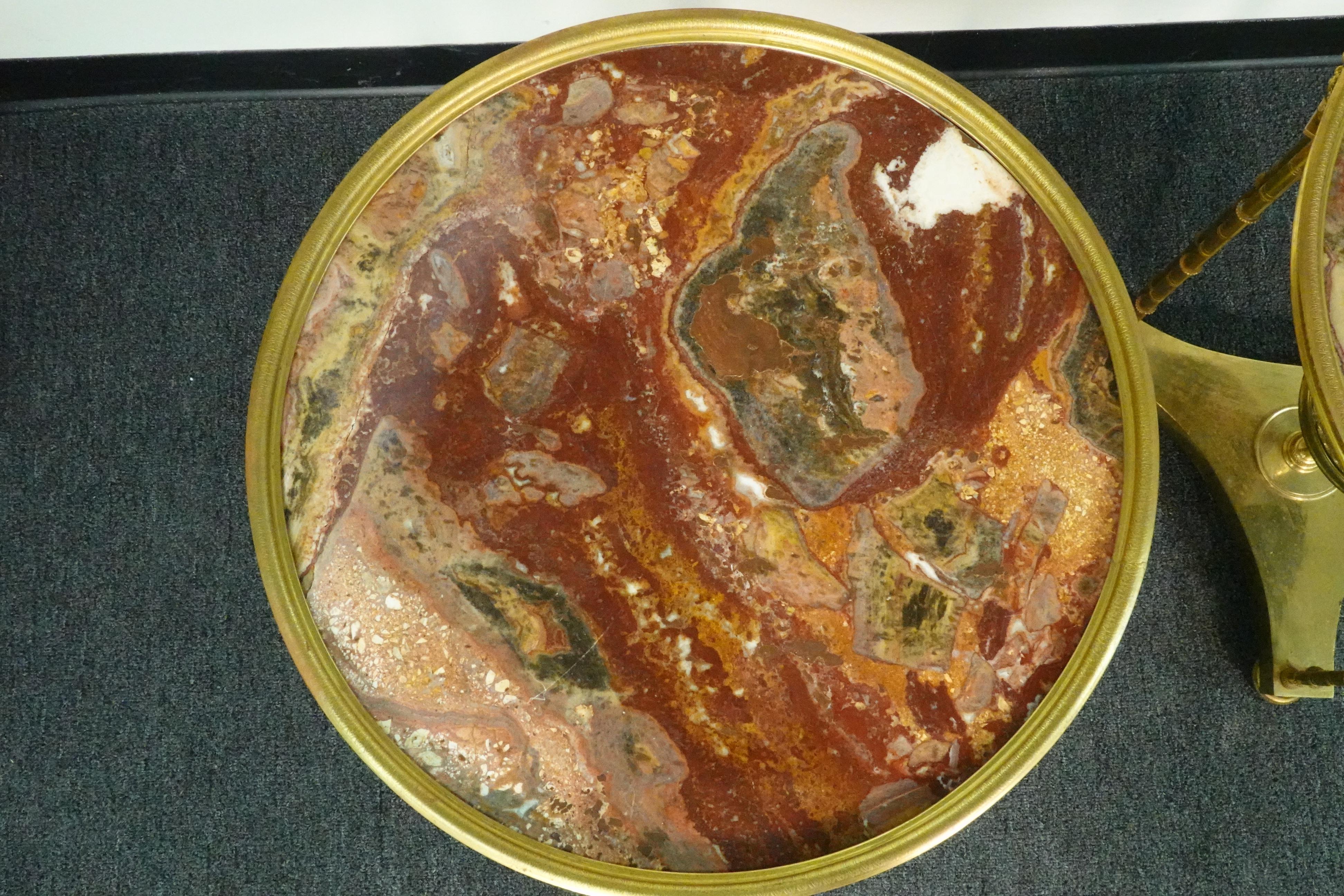Coppia di gueridons in bronzo dorato in stile Luigi XVI con piani in marmo di Breche d'Alep in vendita 8