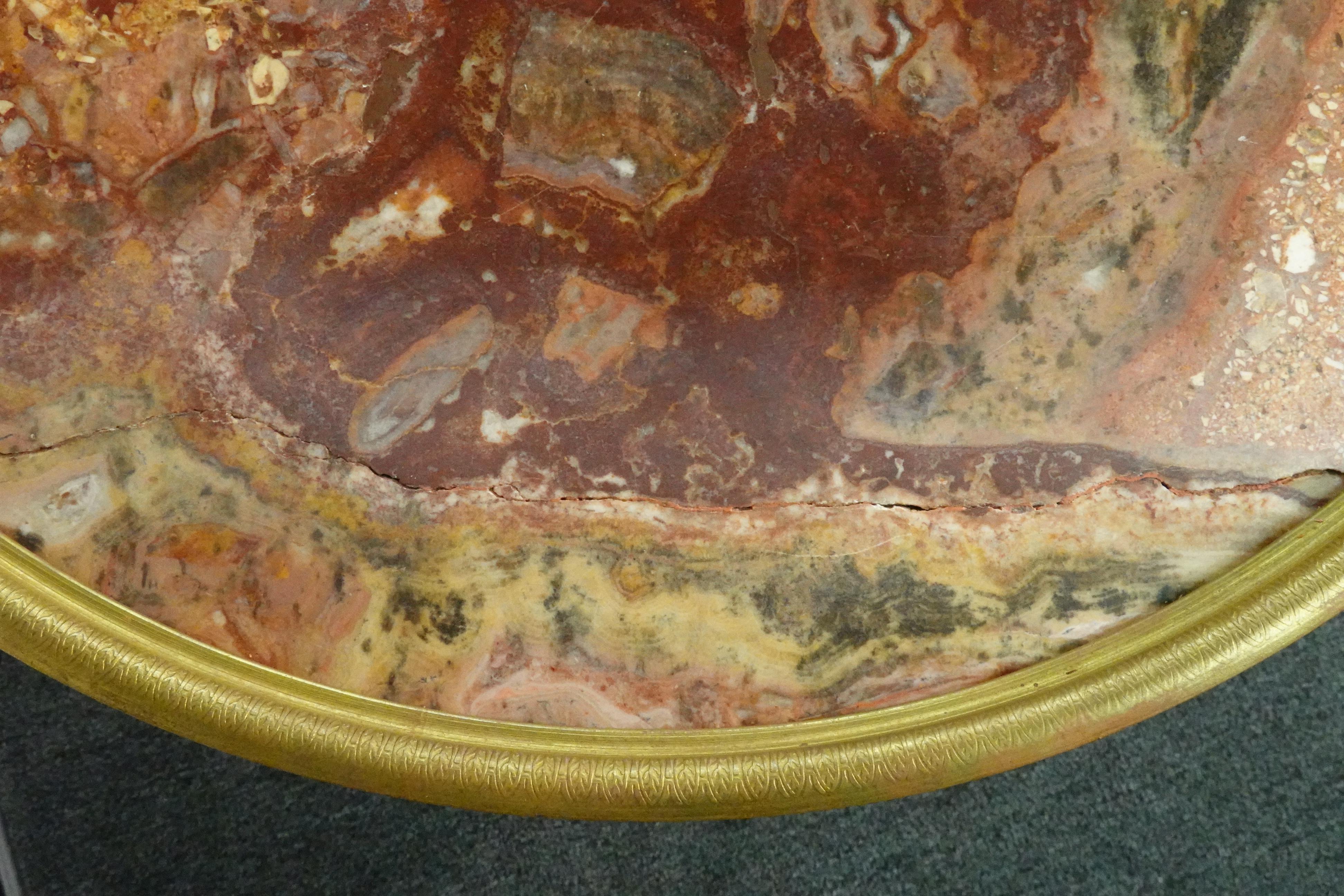 Coppia di gueridons in bronzo dorato in stile Luigi XVI con piani in marmo di Breche d'Alep in vendita 9