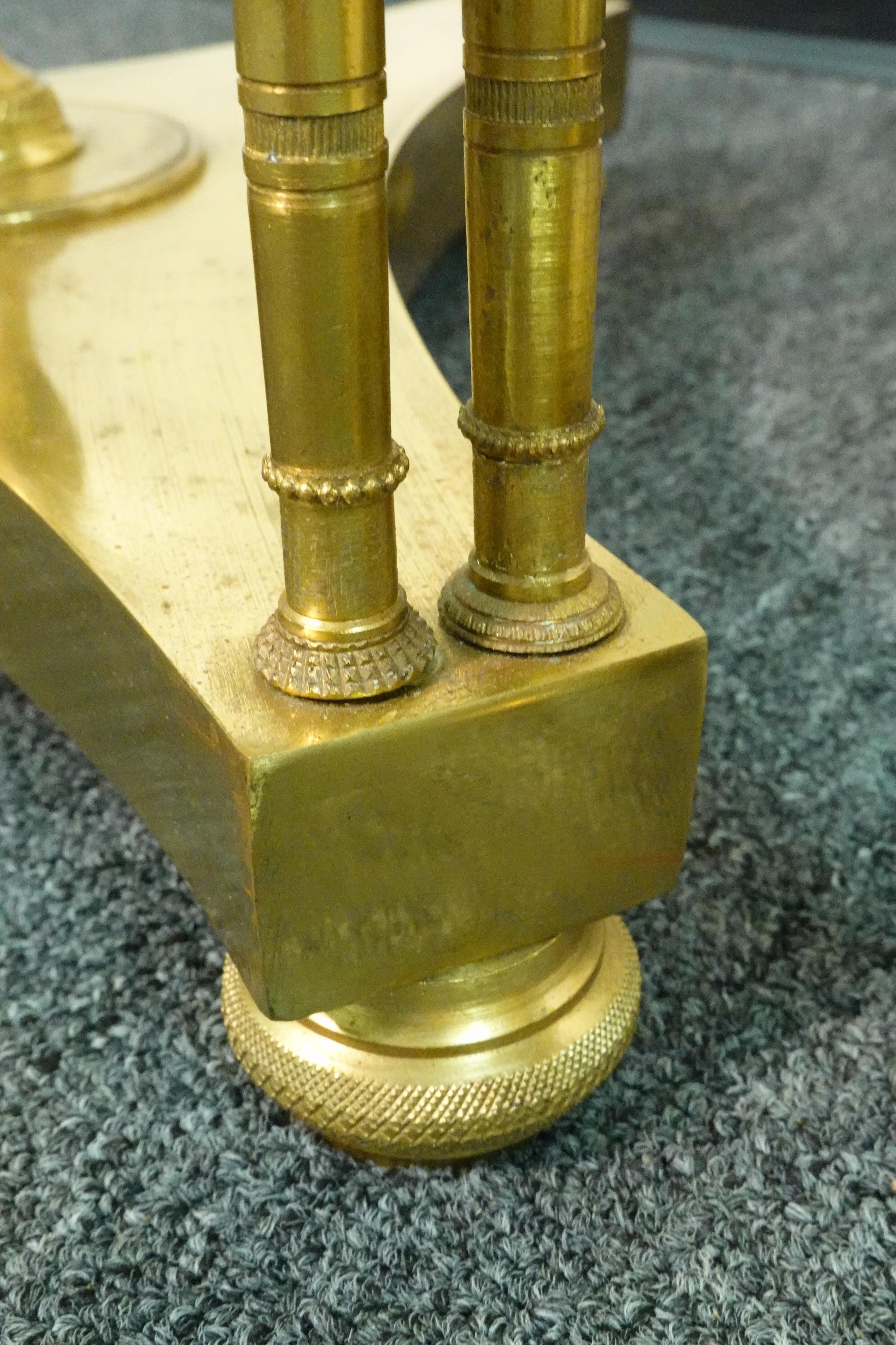 Coppia di gueridons in bronzo dorato in stile Luigi XVI con piani in marmo di Breche d'Alep in vendita 10