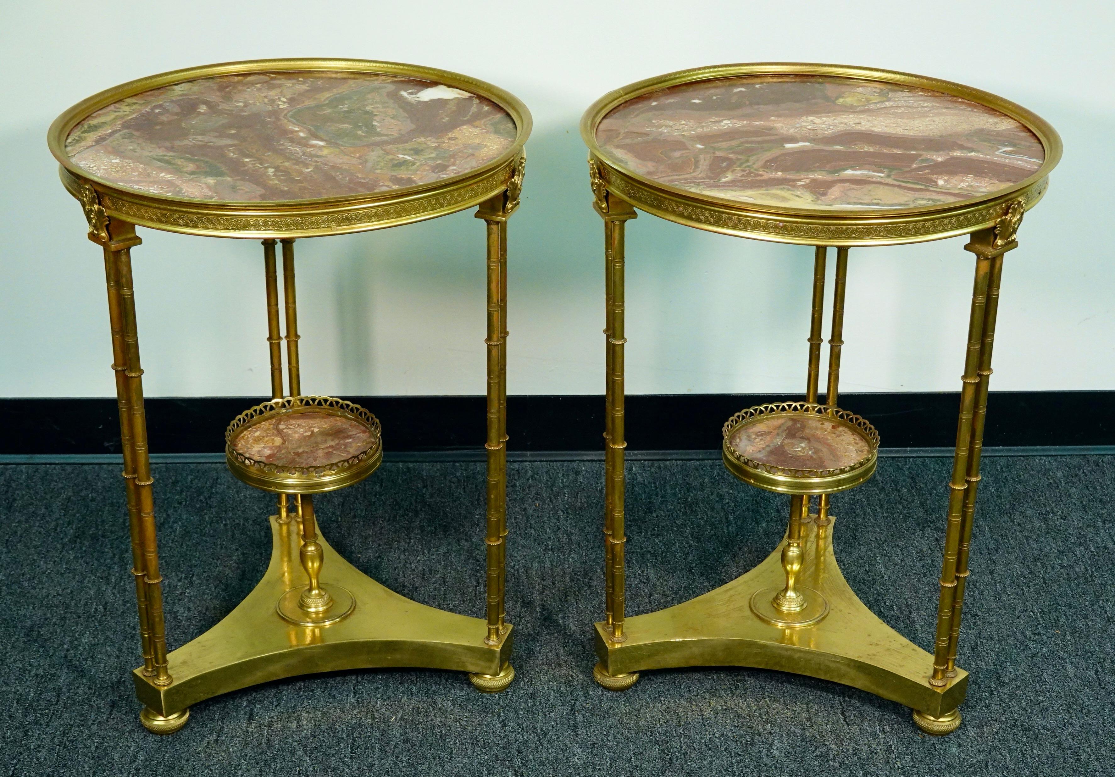 Francese Coppia di gueridons in bronzo dorato in stile Luigi XVI con piani in marmo di Breche d'Alep in vendita