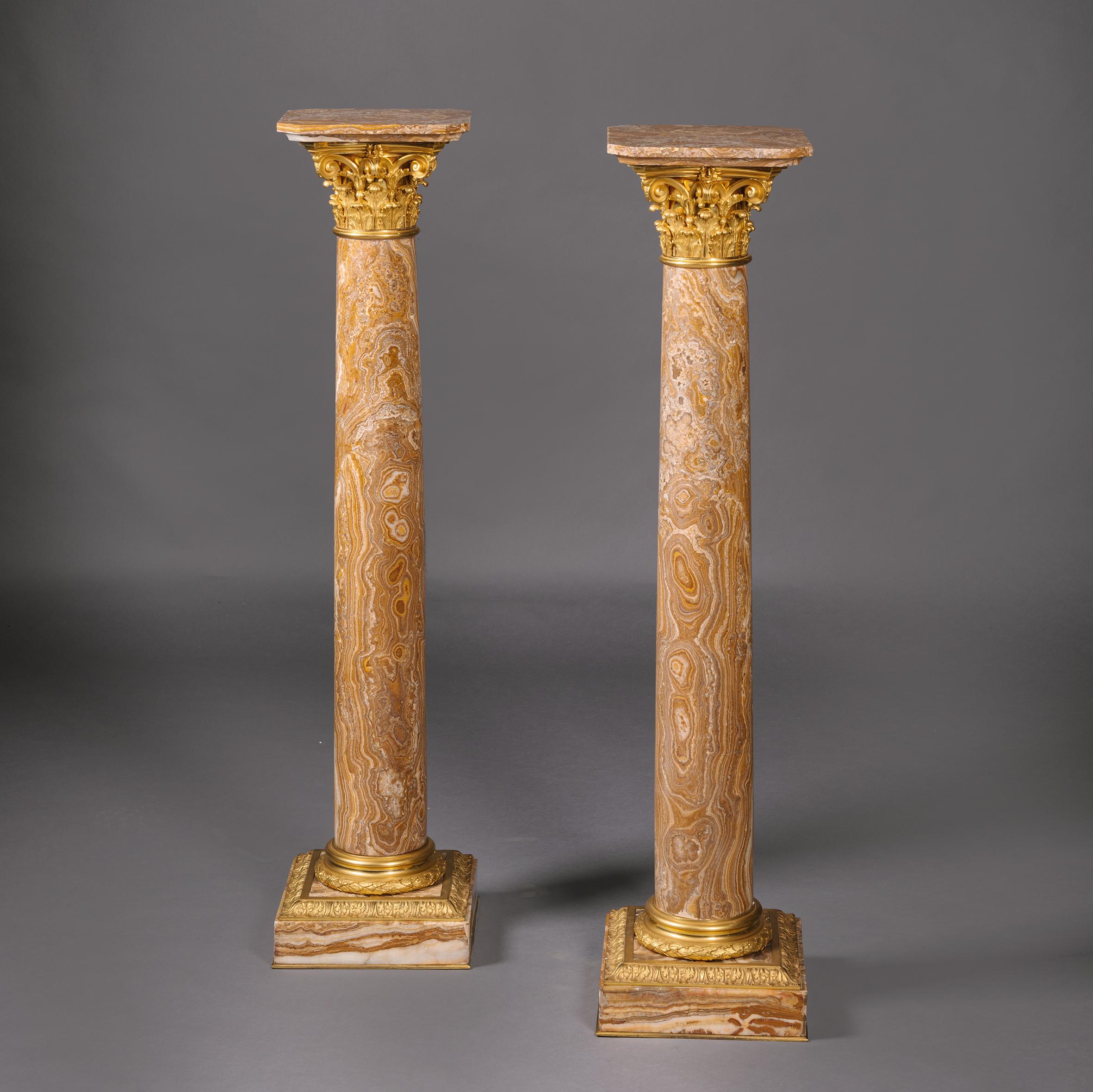 Paar vergoldete Bronzesockel im Louis-XVI-Stil (Französisch) im Angebot
