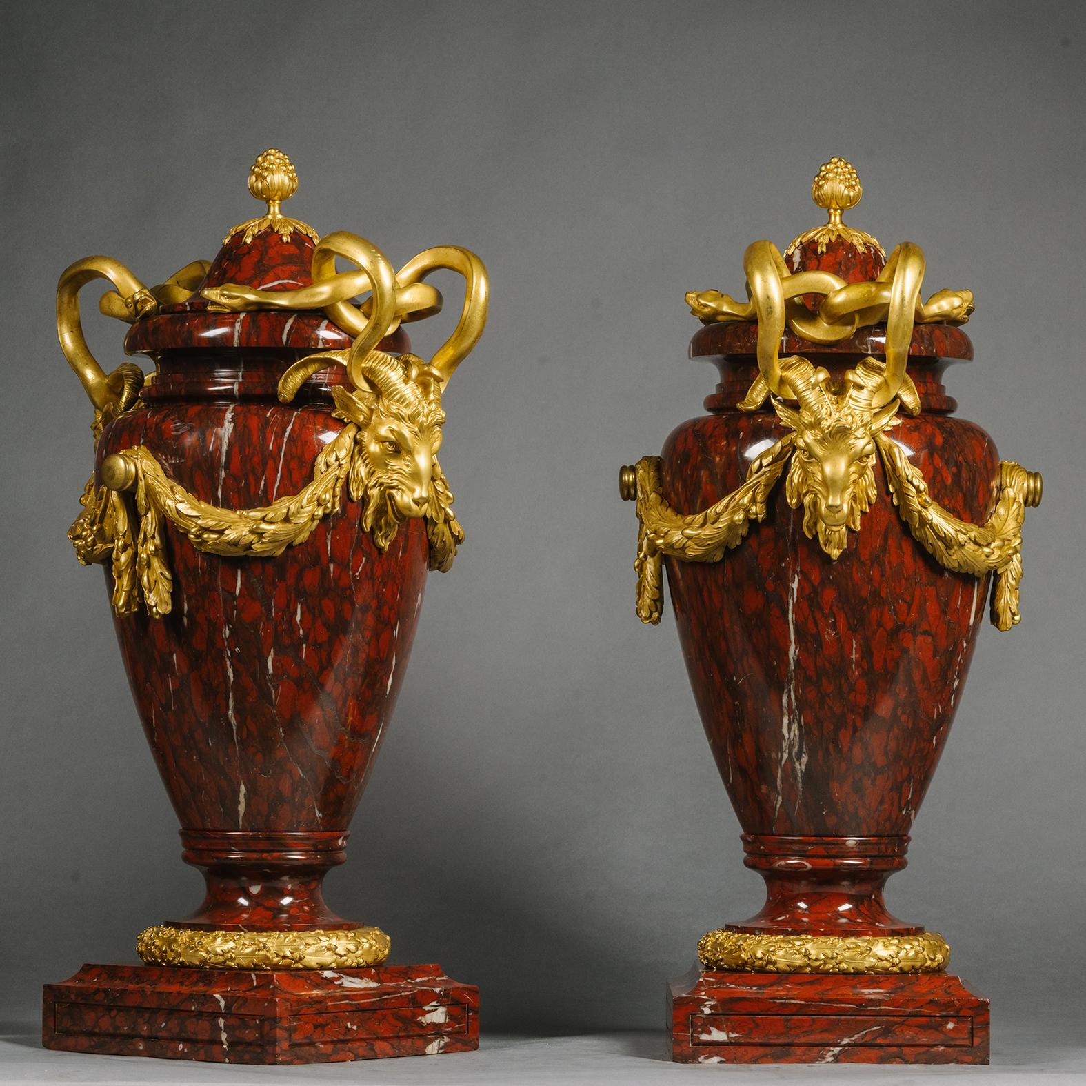 Français  Paire de vases rouge griotte de style Louis XVI montés en bronze doré  en vente