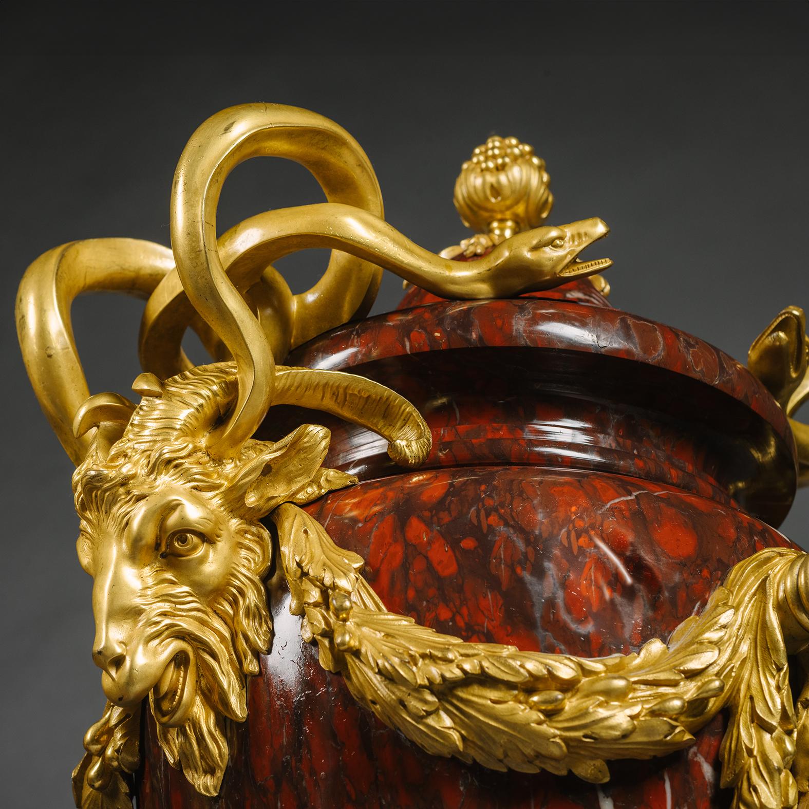  Paar Vasen aus vergoldeter Bronze im Louis-XVI.-Stil mit Rouge Griotte-Montierung  (Französisch) im Angebot