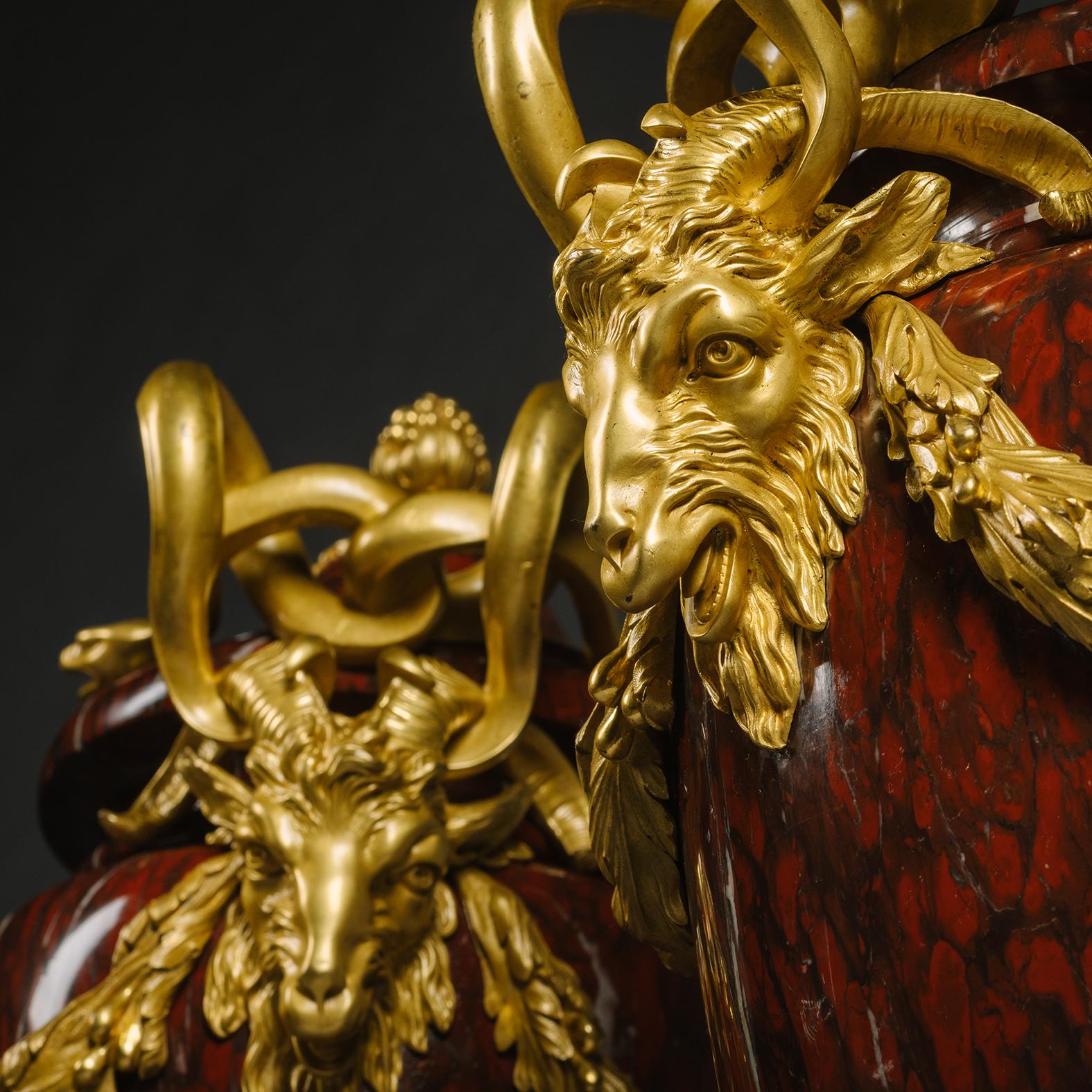 Bronze doré  Paire de vases rouge griotte de style Louis XVI montés en bronze doré  en vente