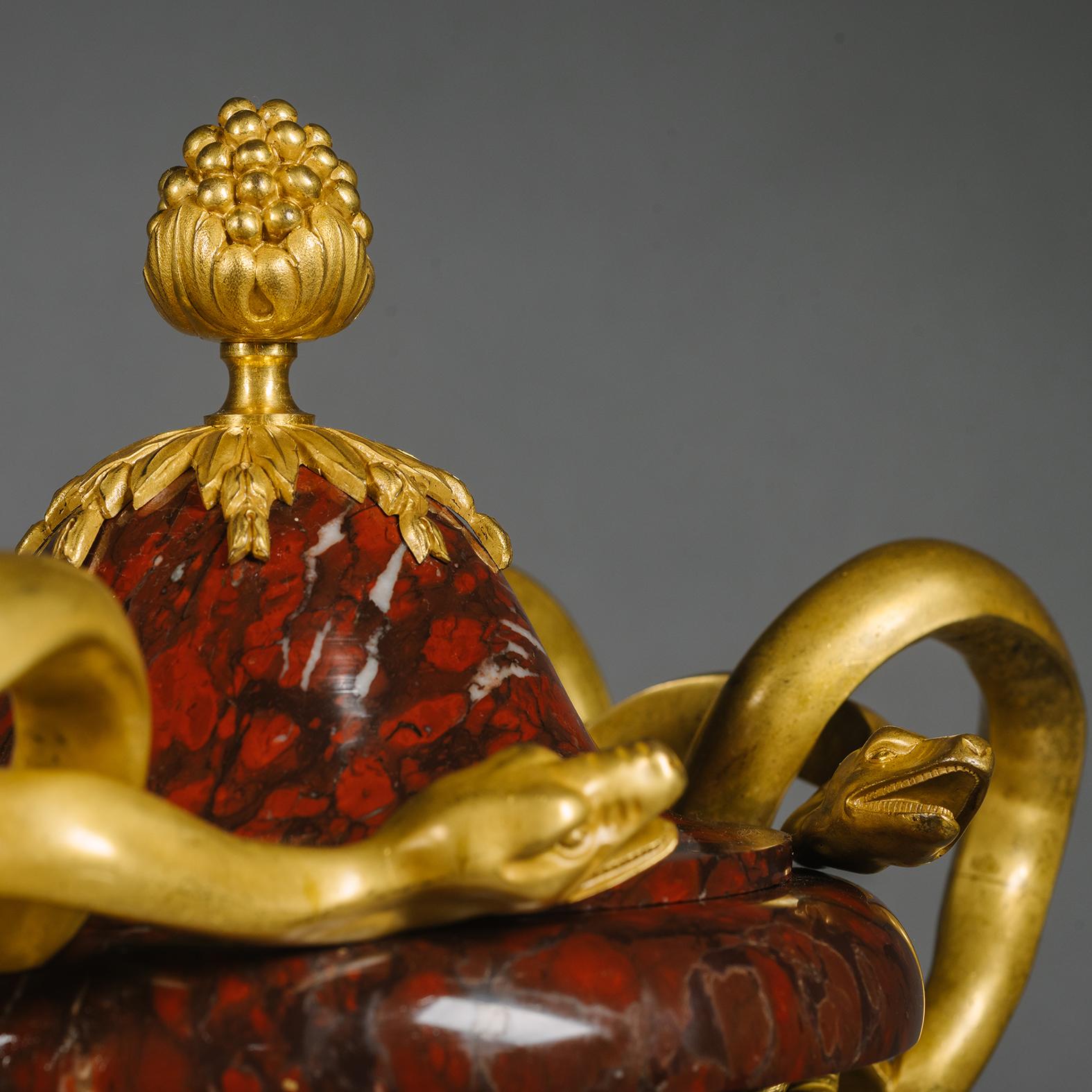  Paire de vases rouge griotte de style Louis XVI montés en bronze doré  en vente 2