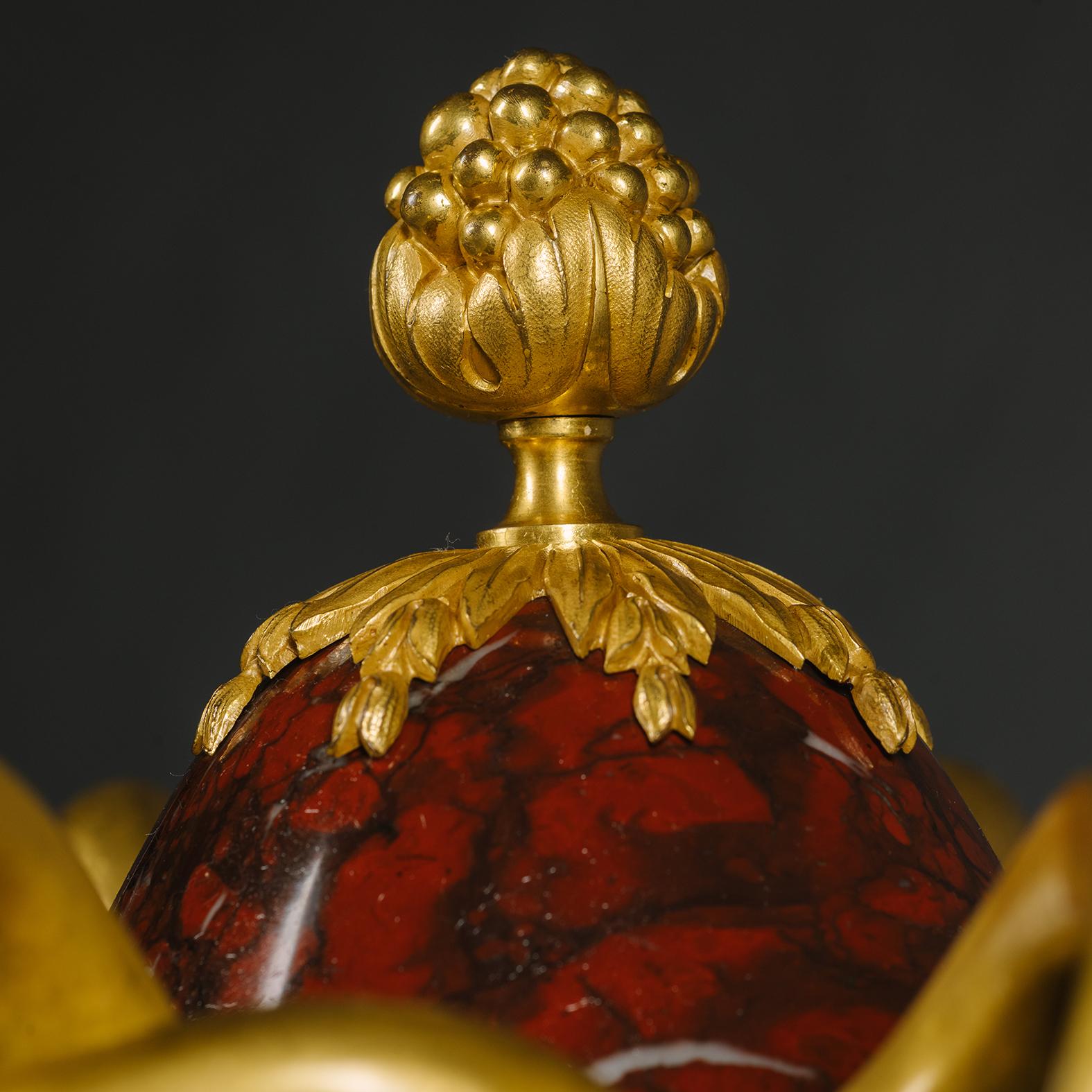  Paire de vases rouge griotte de style Louis XVI montés en bronze doré  en vente 3