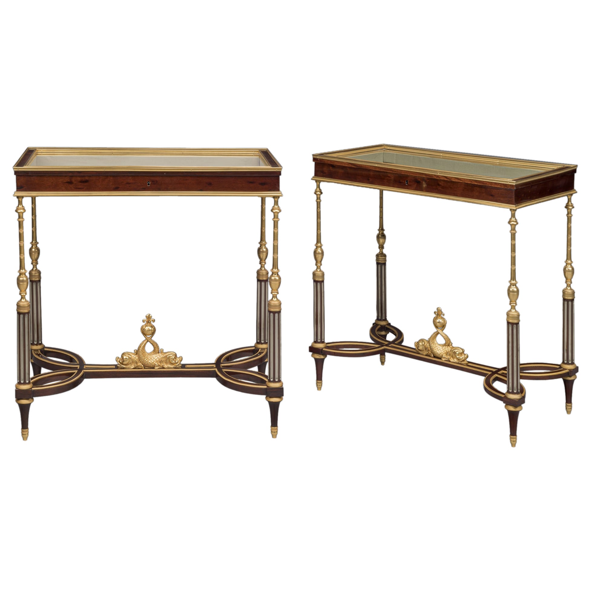 Coppia di tavolini a vaschetta in stile Luigi XVI con montatura in bronzo dorato