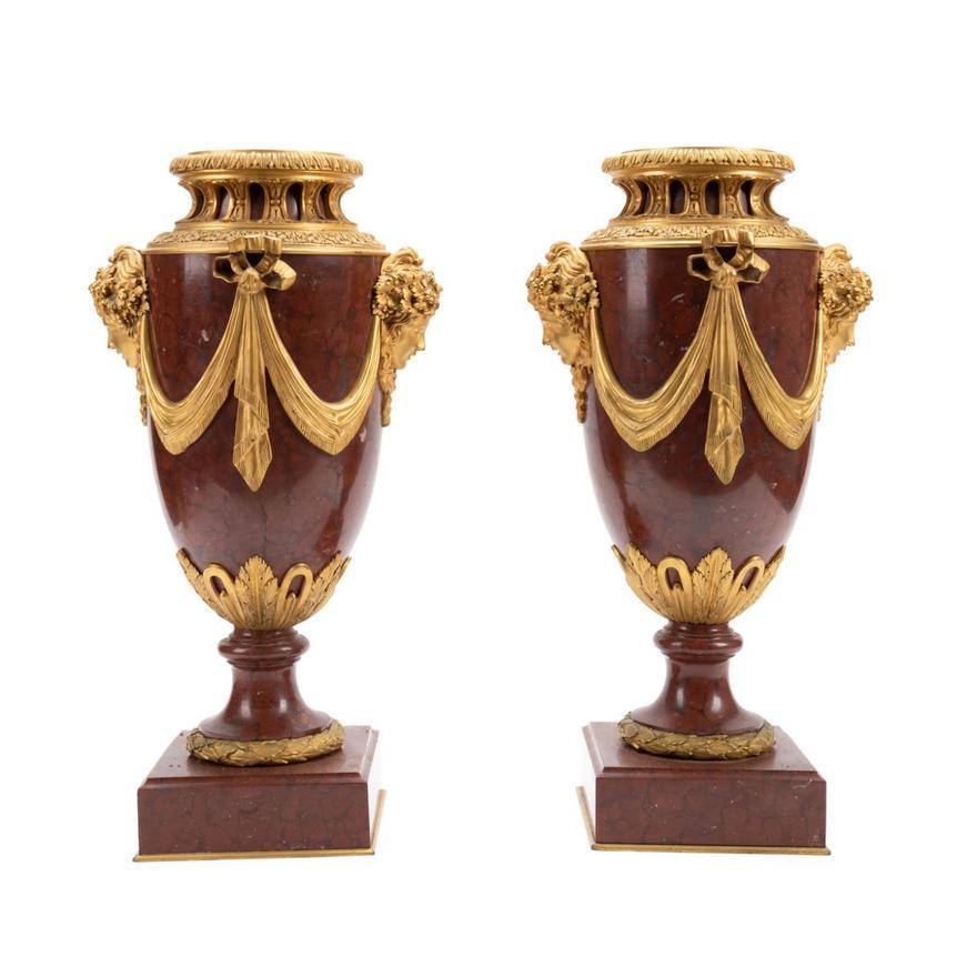 Français Paire d'urnes de style Louis XVI en bronze doré et marbre rouge griotte en vente