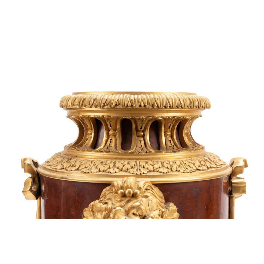Paar Urnen im Louis XVI-Stil aus vergoldeter Bronze und Rouge Griotte-Marmor (Französisch) im Angebot