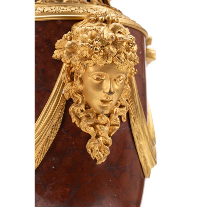 Fin du XIXe siècle Paire d'urnes de style Louis XVI en bronze doré et marbre rouge griotte en vente