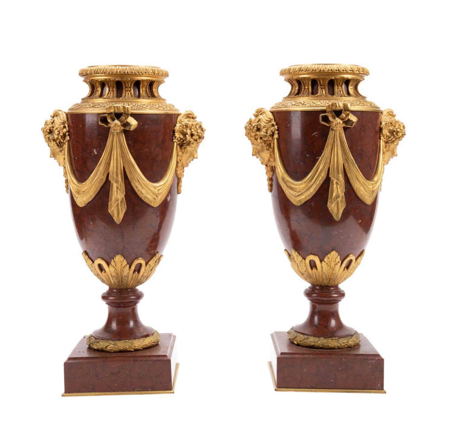Paar Urnen im Louis XVI-Stil aus vergoldeter Bronze und Rouge Griotte-Marmor (Spätes 19. Jahrhundert) im Angebot
