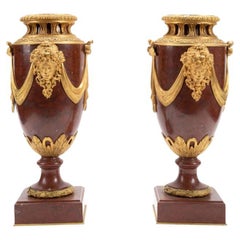 Paar Urnen im Louis XVI-Stil aus vergoldeter Bronze und Rouge Griotte-Marmor
