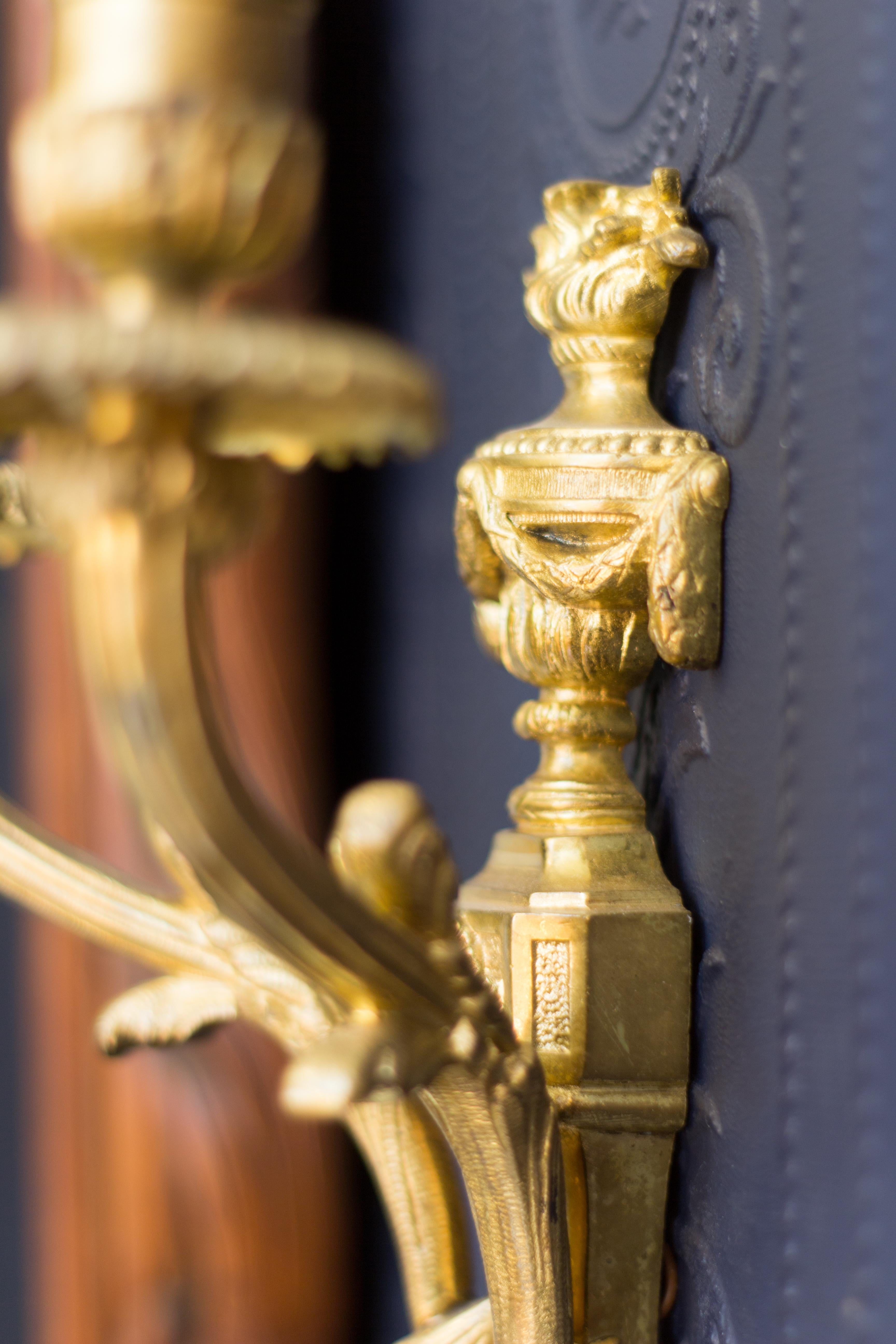 Pair of Louis XVI Style Gilt Bronze Sconces im Zustand „Gut“ in Barntrup, DE