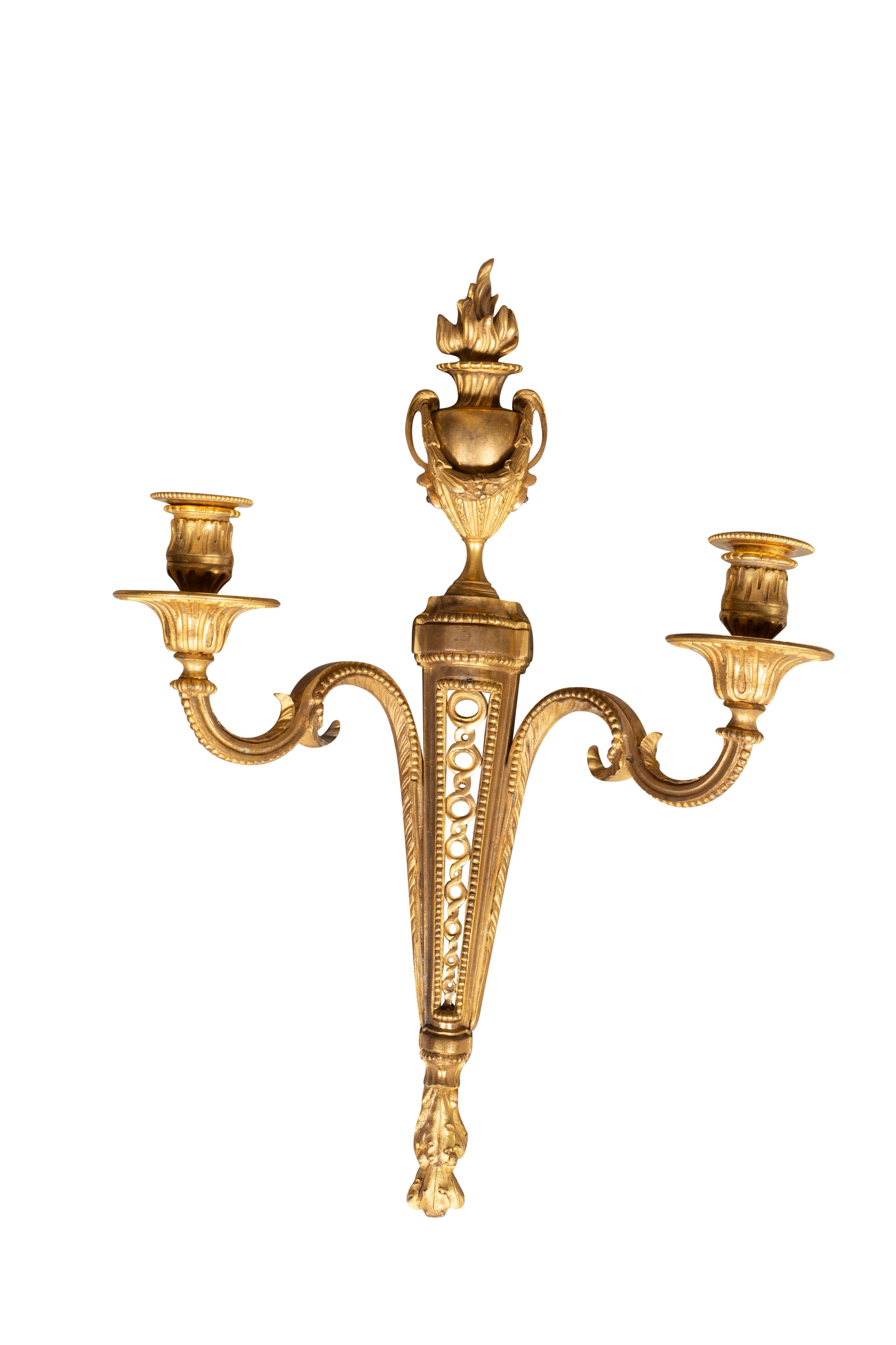Paar Wandleuchten aus vergoldeter Bronze im Louis-XVI-Stil im Angebot 4