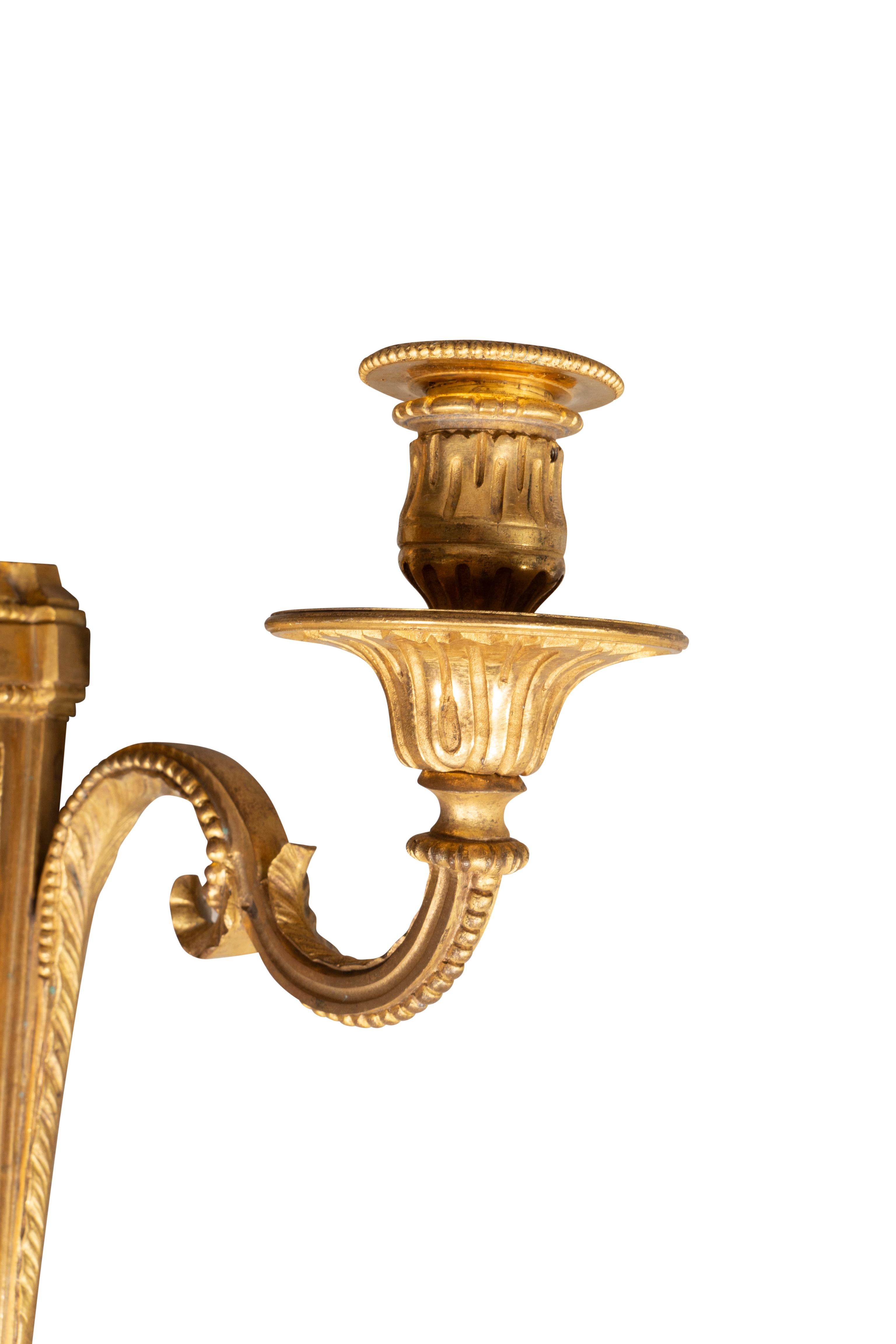 Paar Wandleuchten aus vergoldeter Bronze im Louis-XVI-Stil im Angebot 7