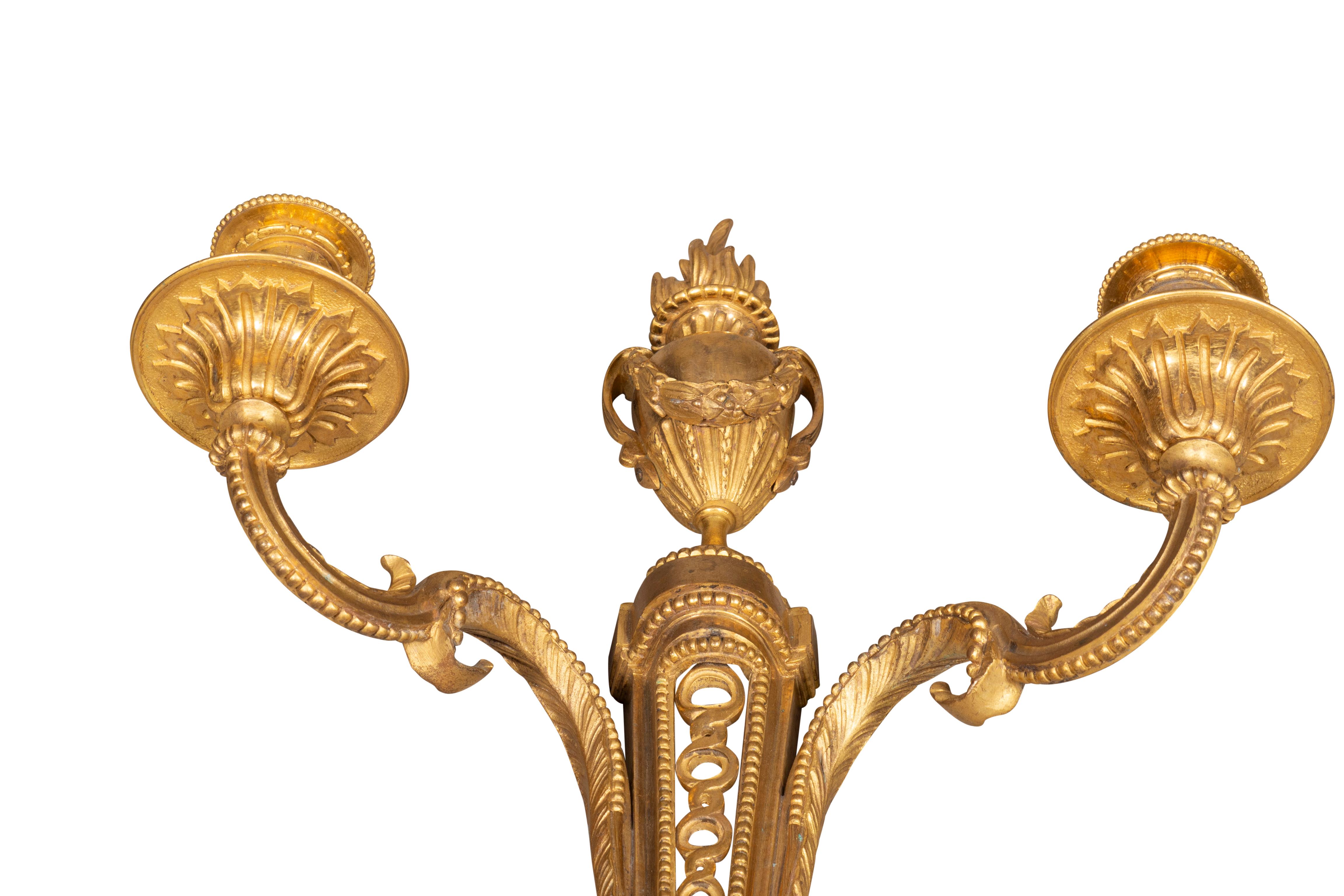 Paar Wandleuchten aus vergoldeter Bronze im Louis-XVI-Stil im Angebot 9