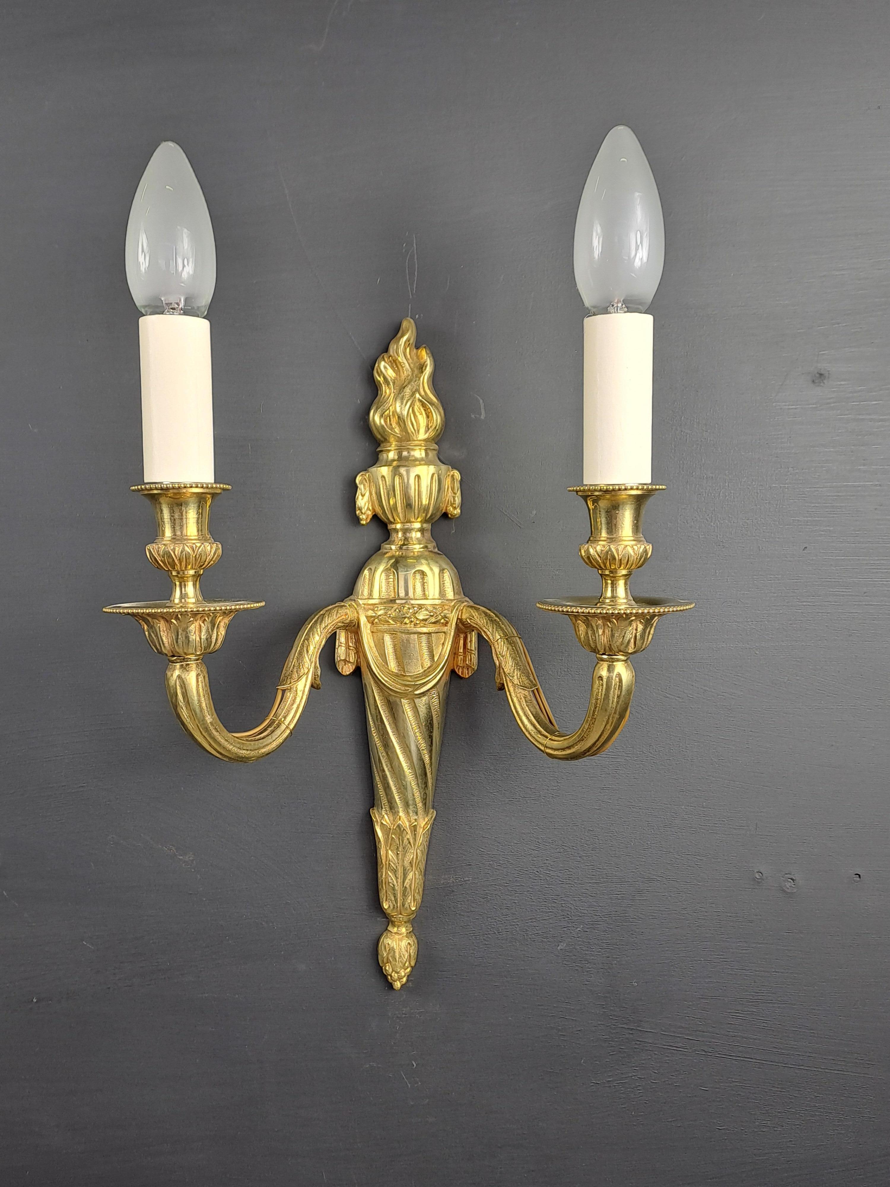 Pareja de apliques de estilo Luis XVI en bronce dorado con decoración de ollas de fuego y paños.

Obra francesa CIRCA 1950

Muy buen estado, reelectrificado por nuestro taller (normas UE, normas EE.UU. a petición).