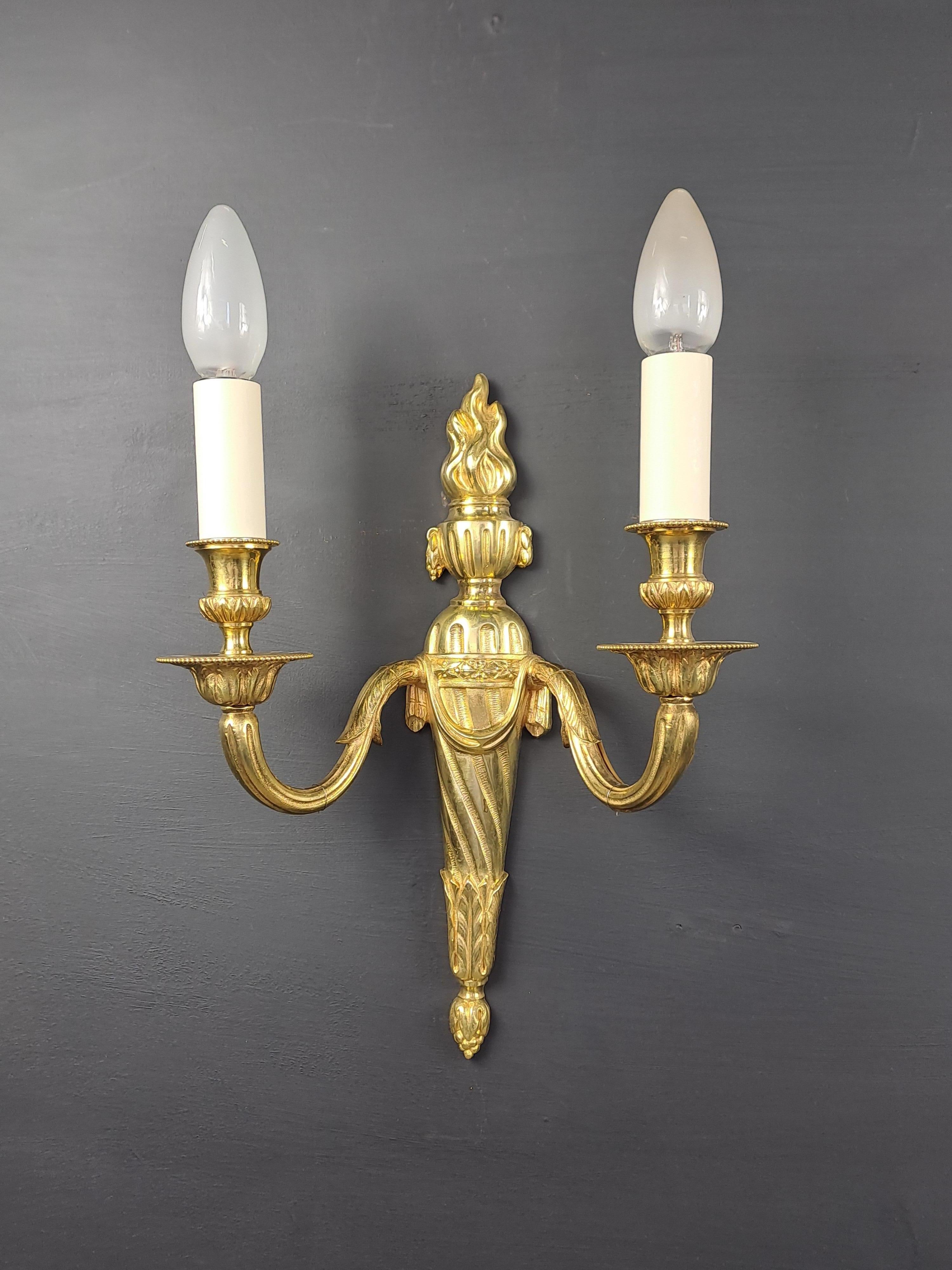 Pareja De Apliques De Bronce Dorado Estilo Luis XVI Francés en venta