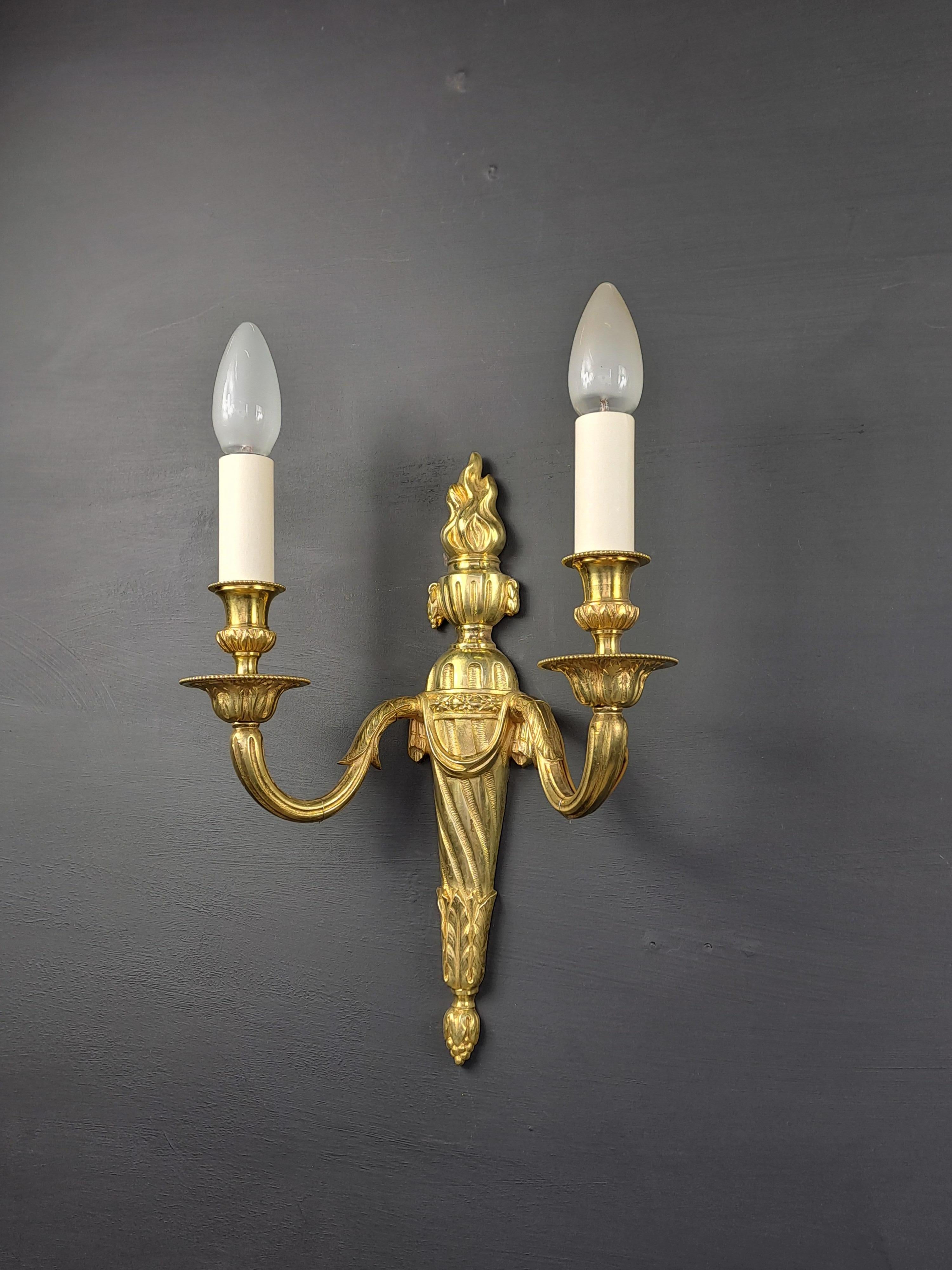 Pareja De Apliques De Bronce Dorado Estilo Luis XVI en venta 2
