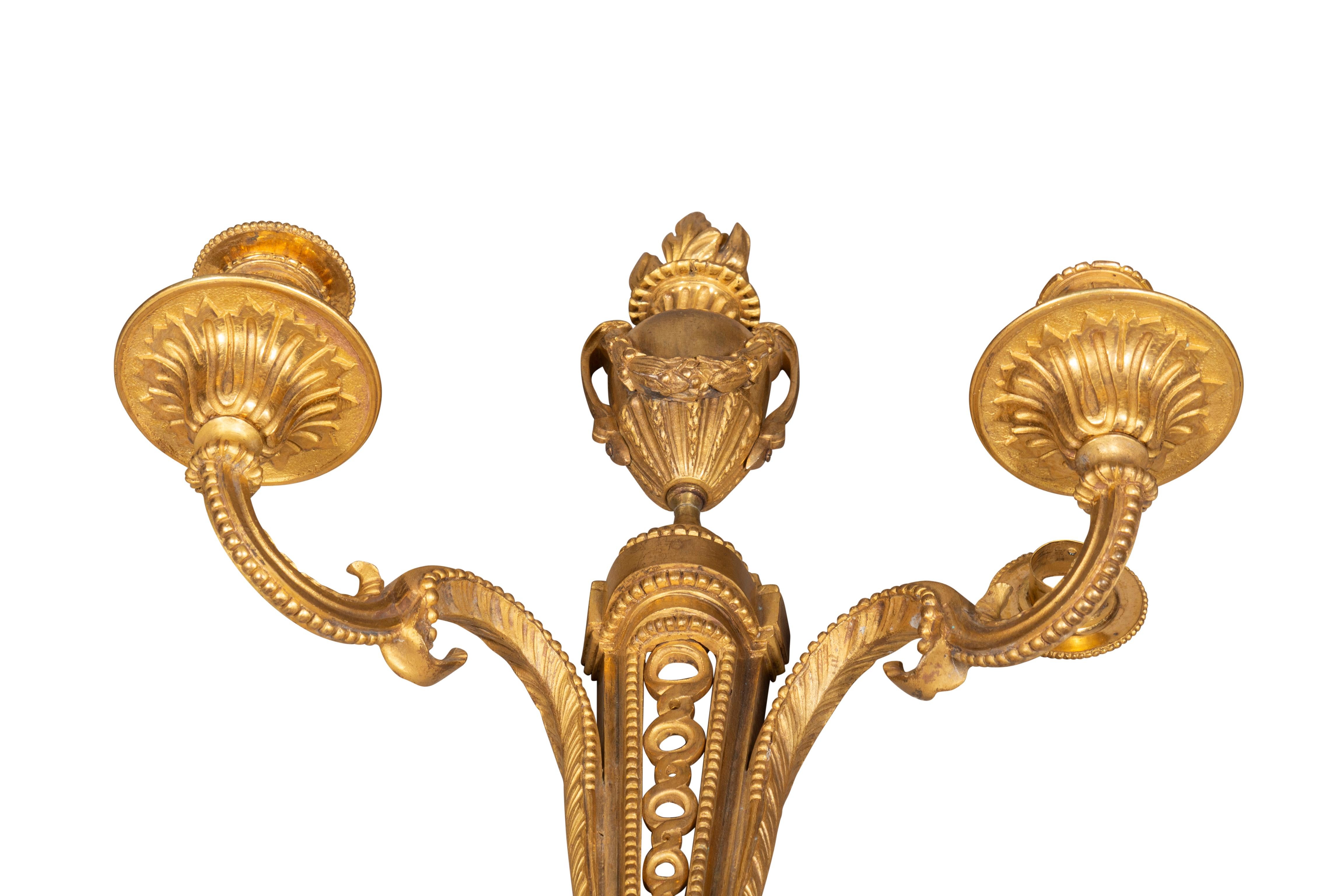 Paar Wandleuchten aus vergoldeter Bronze im Louis-XVI-Stil im Angebot 1