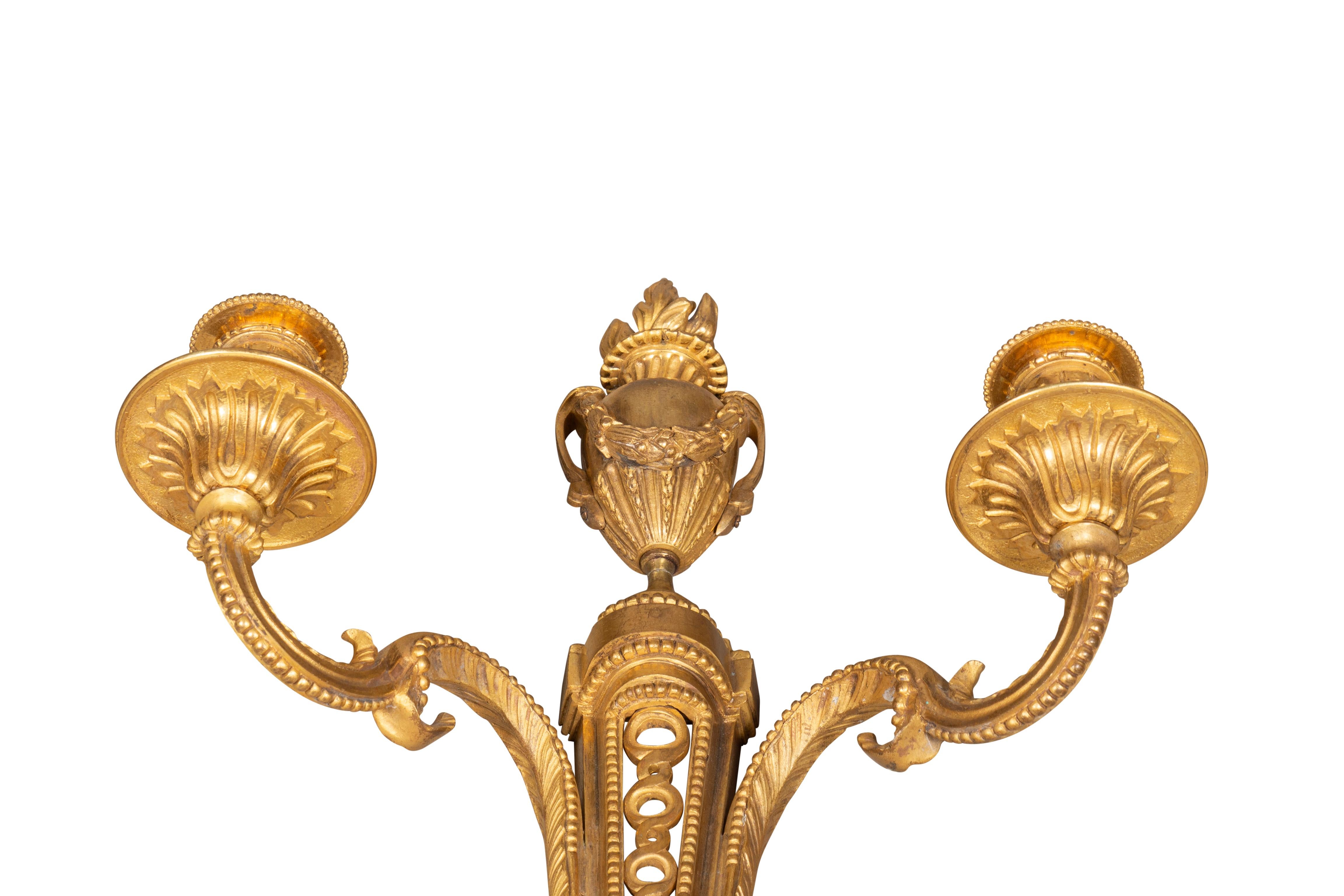 Paar Wandleuchten aus vergoldeter Bronze im Louis-XVI-Stil im Angebot 2