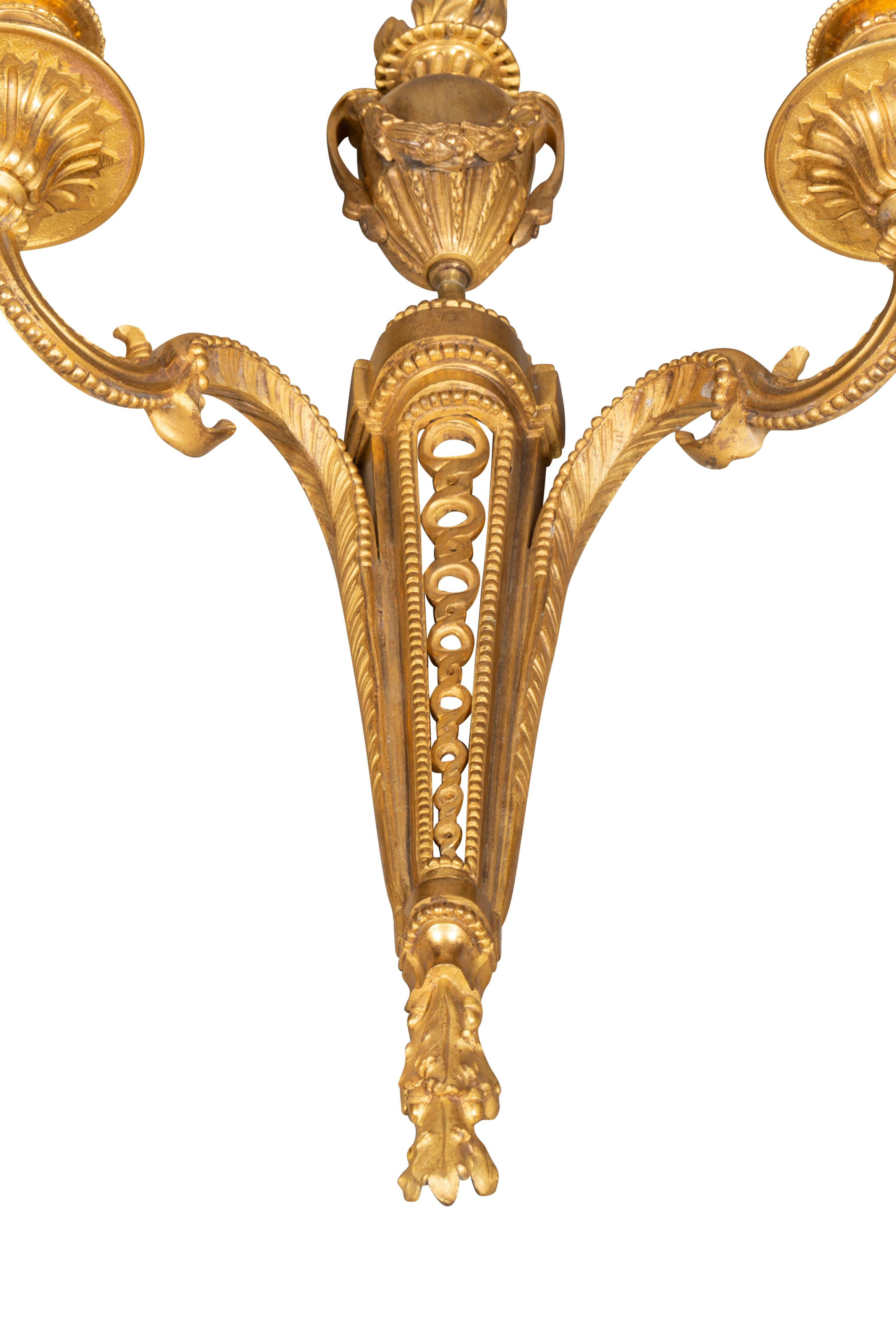 Paar Wandleuchten aus vergoldeter Bronze im Louis-XVI-Stil im Angebot 3