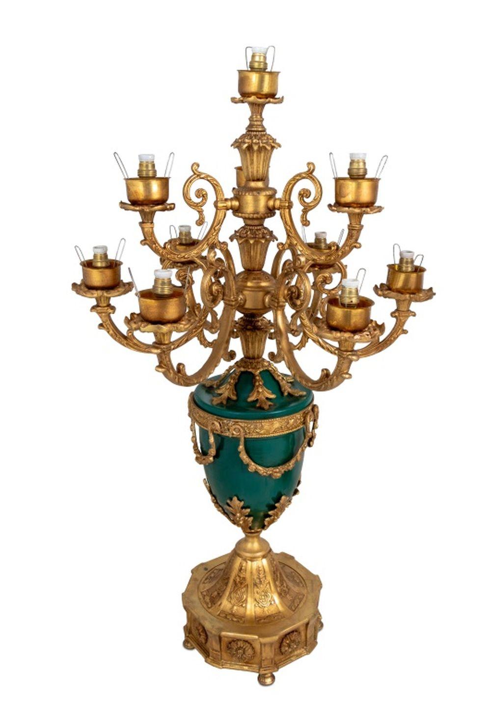 Francese Coppia di candelabri a 10 luci in metallo dorato in stile Luigi XVI in vendita