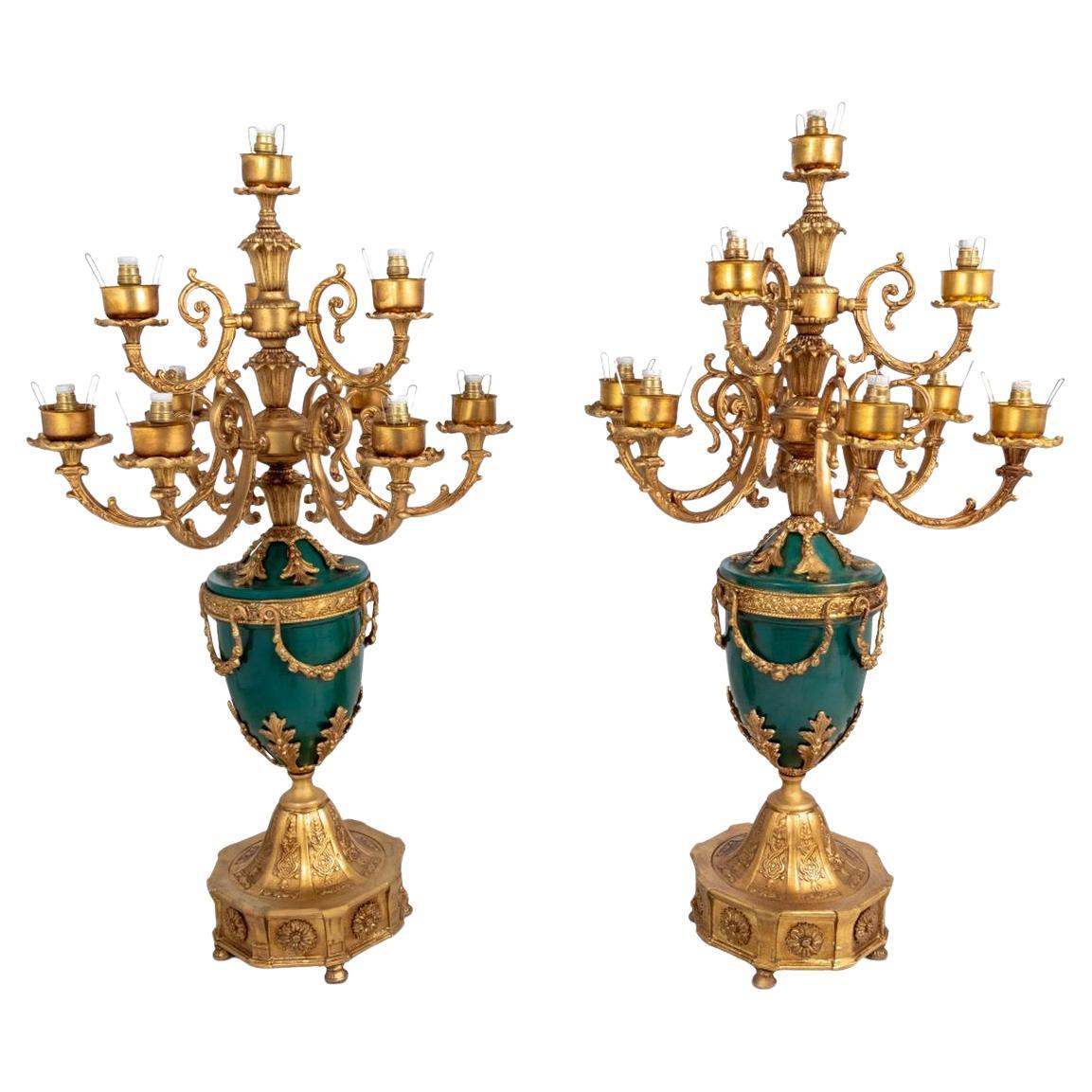 Coppia di candelabri a 10 luci in metallo dorato in stile Luigi XVI