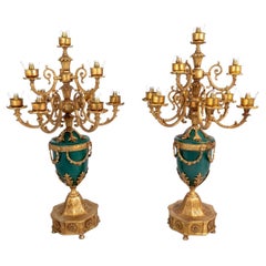 Pareja de candelabros de 10 luces de metal dorado estilo Luis XVI
