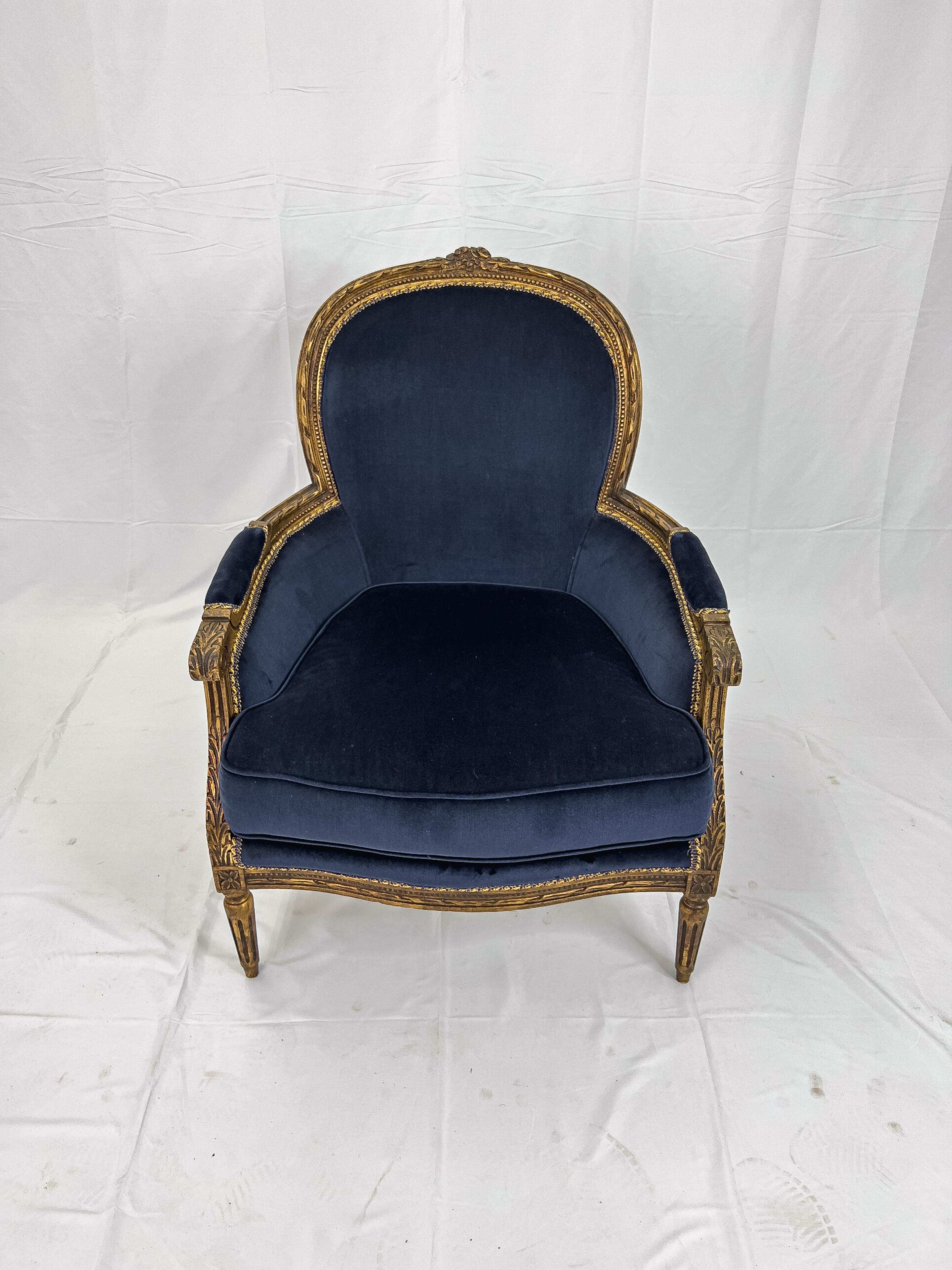 Pair of Louis XVI Style bergères having an oval back and an elaborate gilt wood frame with carved details. Upholstered in blue velvet.
The chairs have a frame made entirely of curved gilt wood, very elegant and very pompous.
The shapes are very