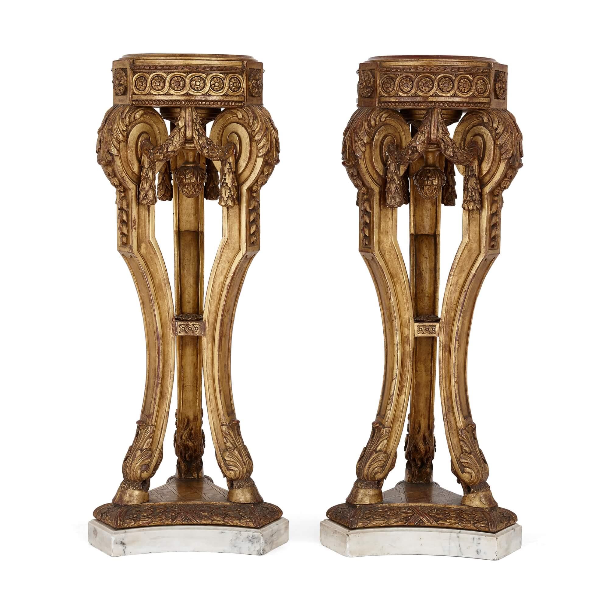 Paar Sockel aus Goldholz und Marmor im Louis-XVI-Stil
Französisch, Ende 19. Jahrhundert
Höhe 98cm, Durchmesser 35cm

Die prächtigen Dreibein-Sockel dieses Paares sind schöne Beispiele für den Louis XVI-Stil. Die Sockel aus vergoldetem Holz haben