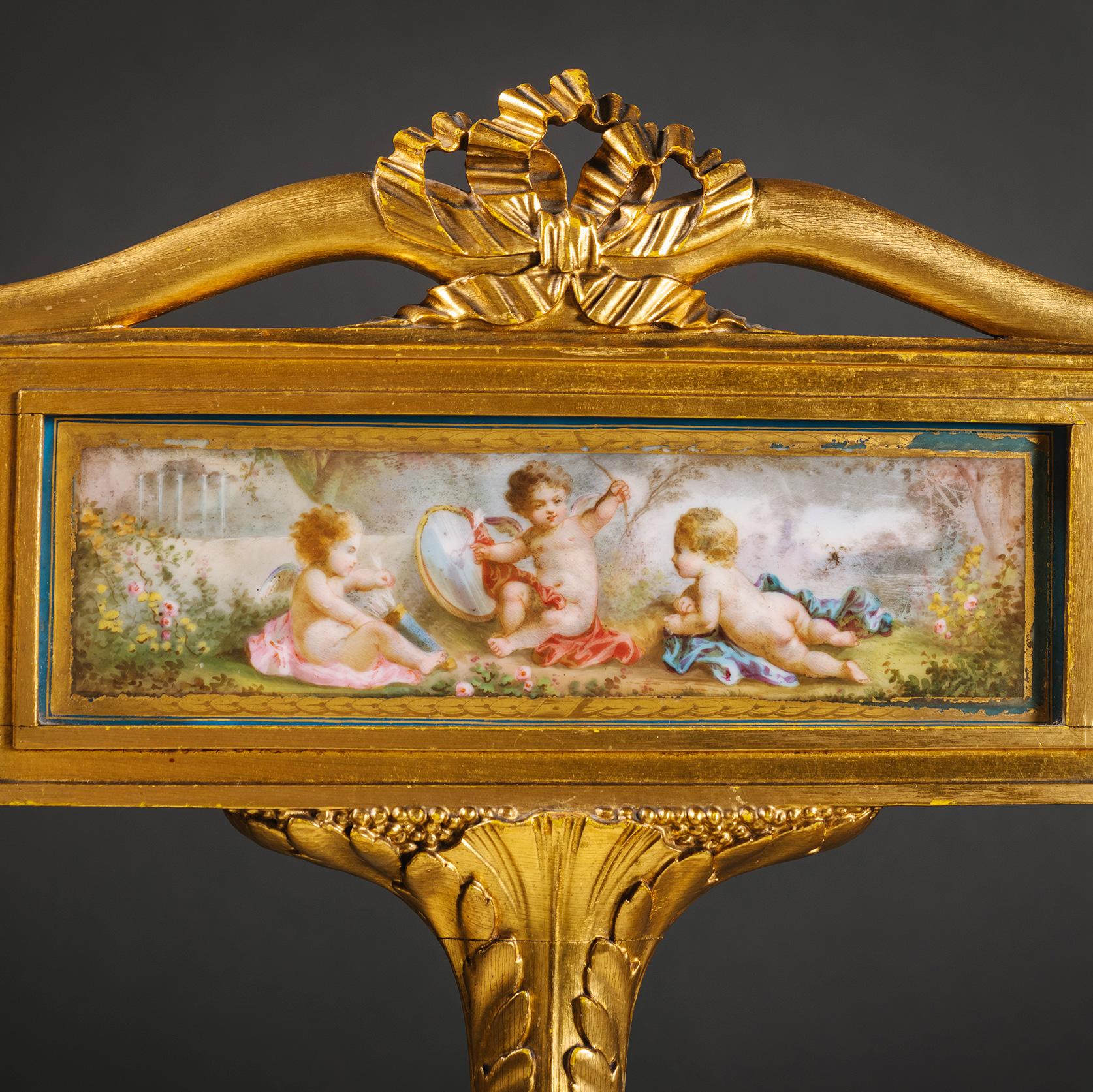 Paar Louis XVI-Stil Giltwood und Sèvres-Stil Porzellan montiert Salon Stühle (Louis XVI.) im Angebot