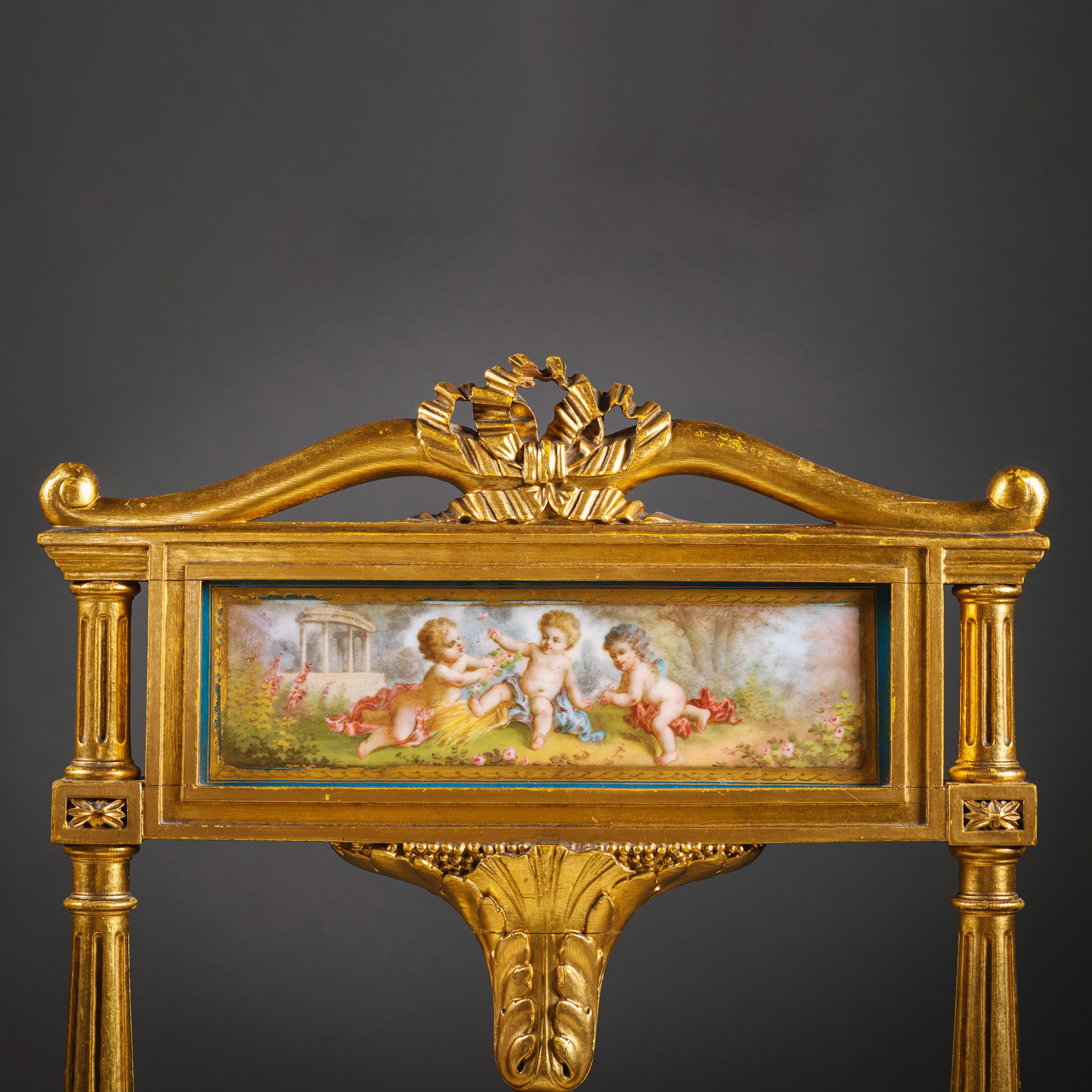 Paar Louis XVI-Stil Giltwood und Sèvres-Stil Porzellan montiert Salon Stühle (Französisch) im Angebot