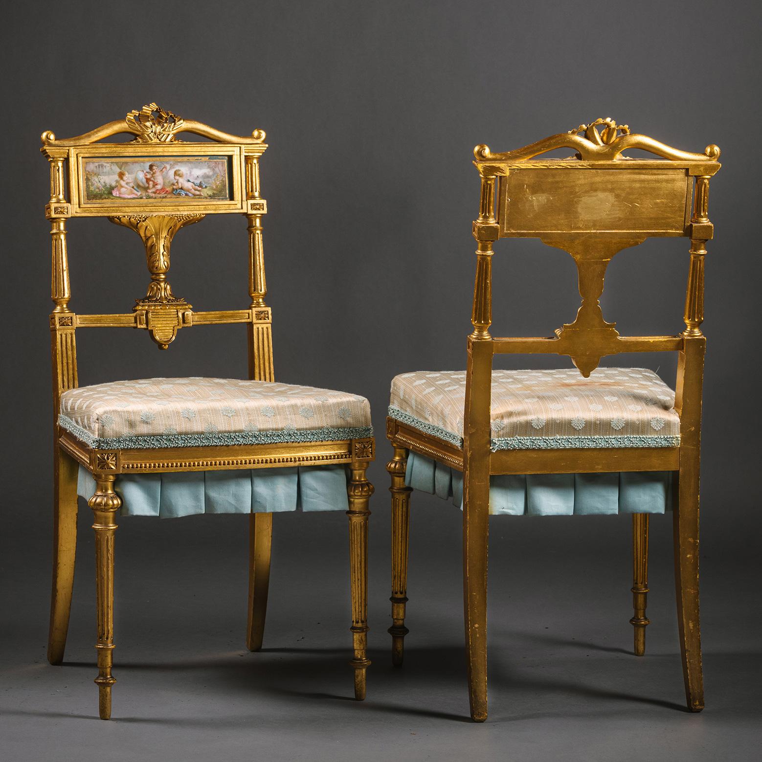 Paar Louis XVI-Stil Giltwood und Sèvres-Stil Porzellan montiert Salon Stühle (Geschnitzt) im Angebot