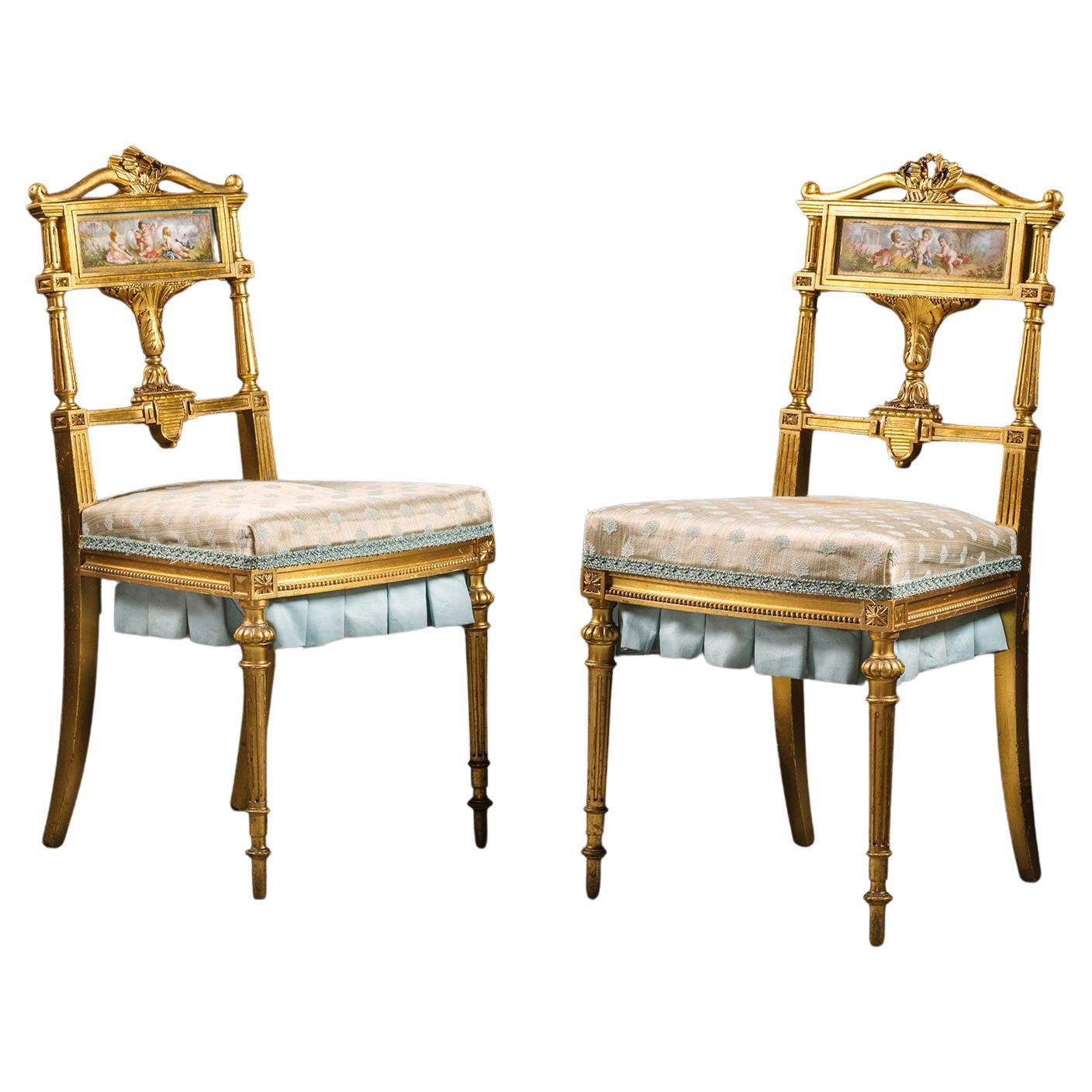 Paire de chaises de salon de style Louis XVI en bois doré et en porcelaine de Sèvres montées sur pied