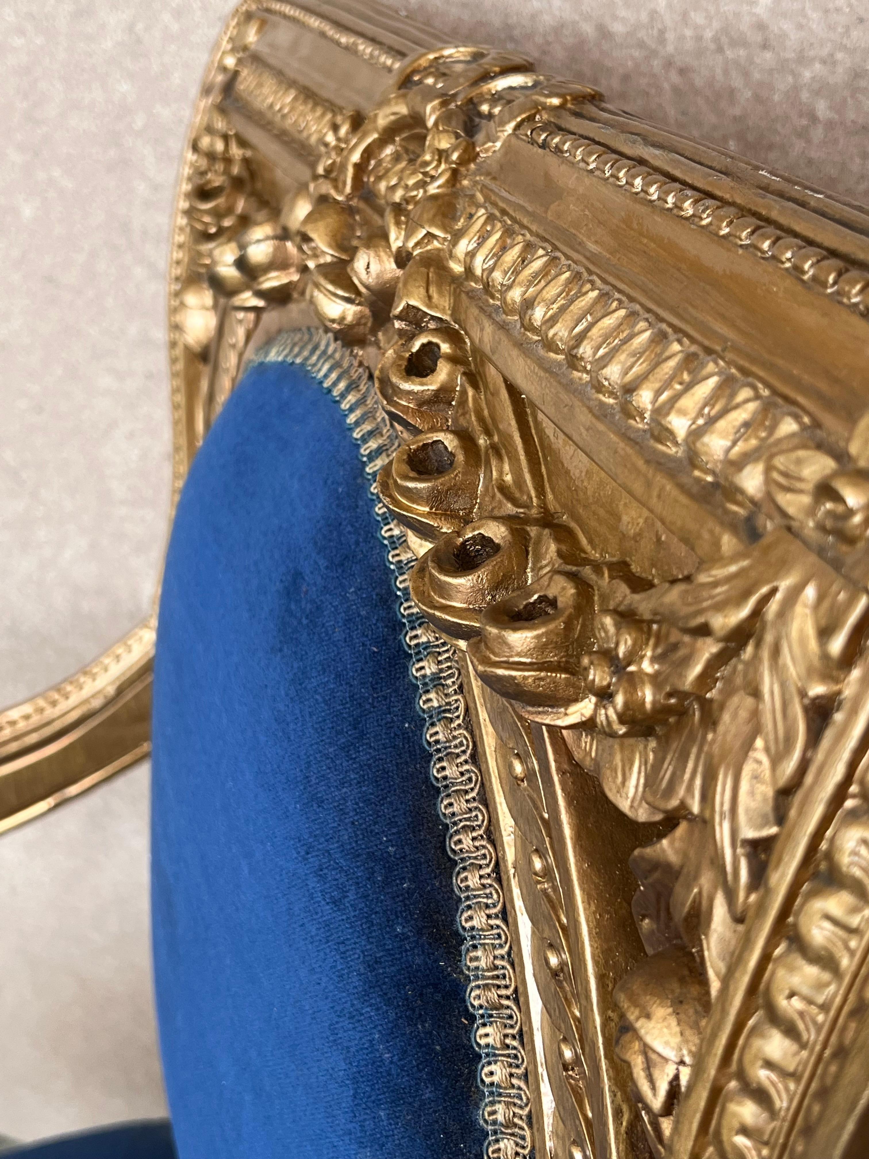 Paire de fauteuils de style Louis XVI en bois doré avec velours Klein bleu 4