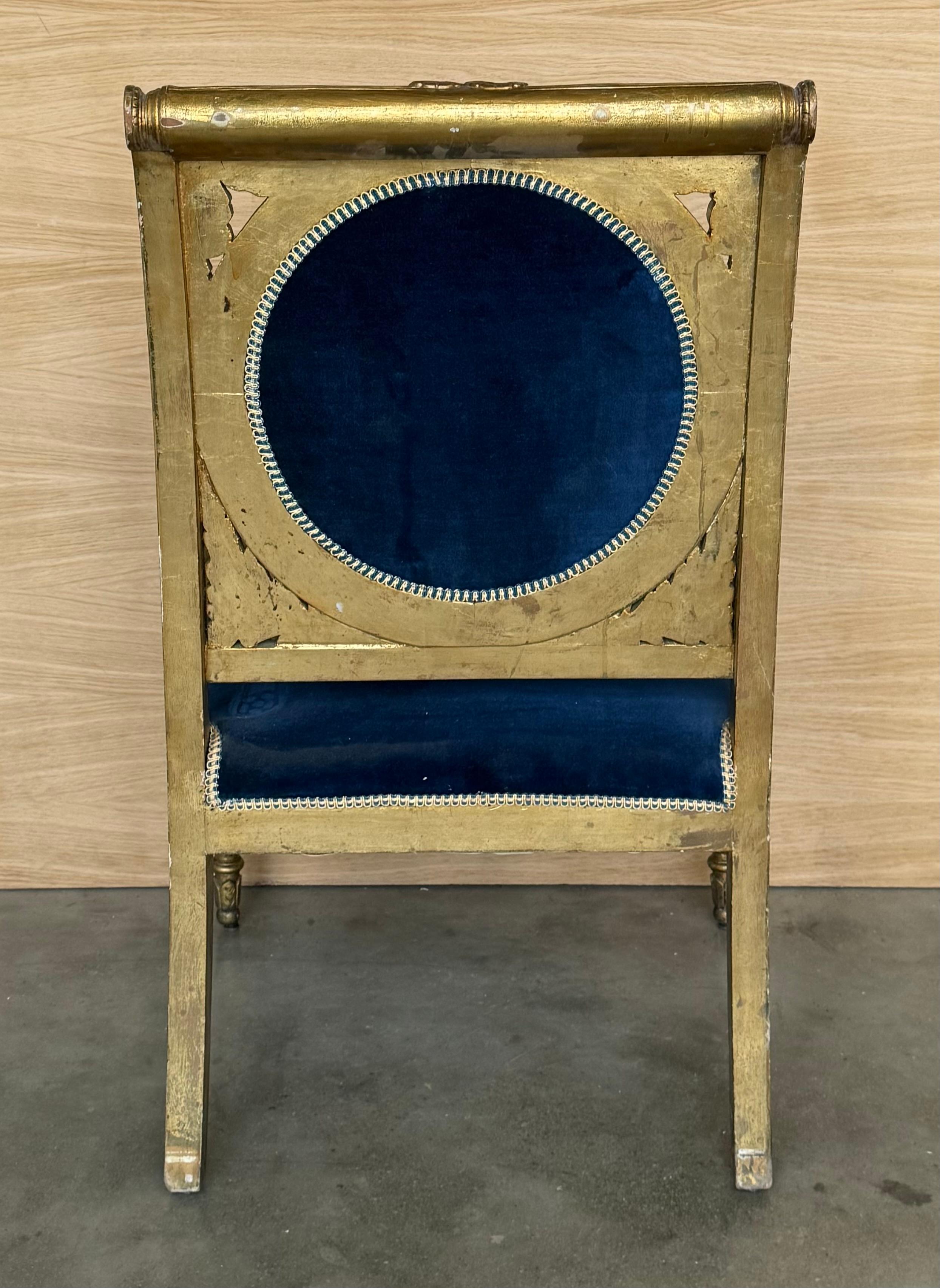 Pareja de sillones de madera dorada estilo Luis XVI con terciopelo azul Klein en venta 4