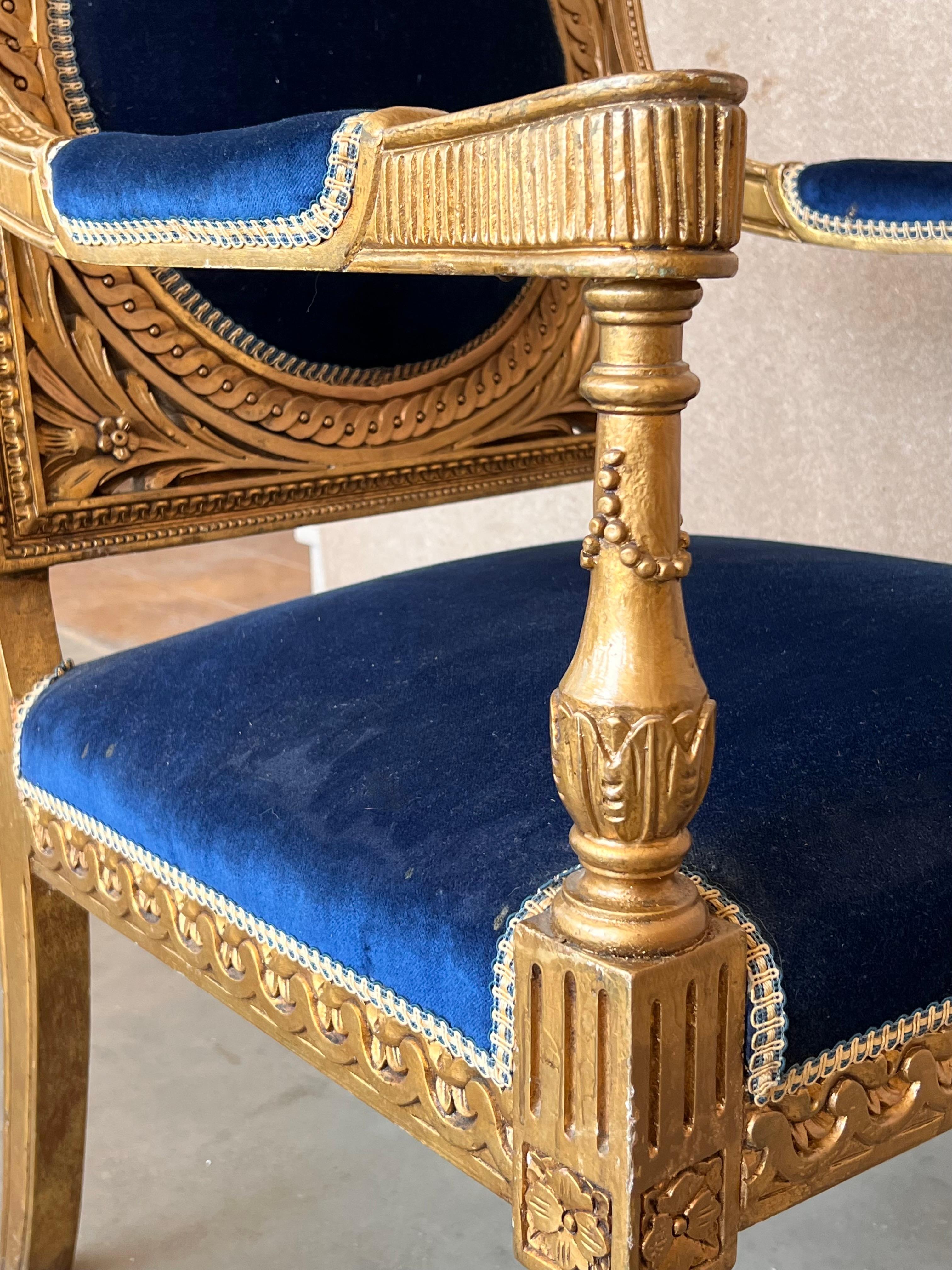 Paire de fauteuils de style Louis XVI en bois doré avec velours Klein bleu 5