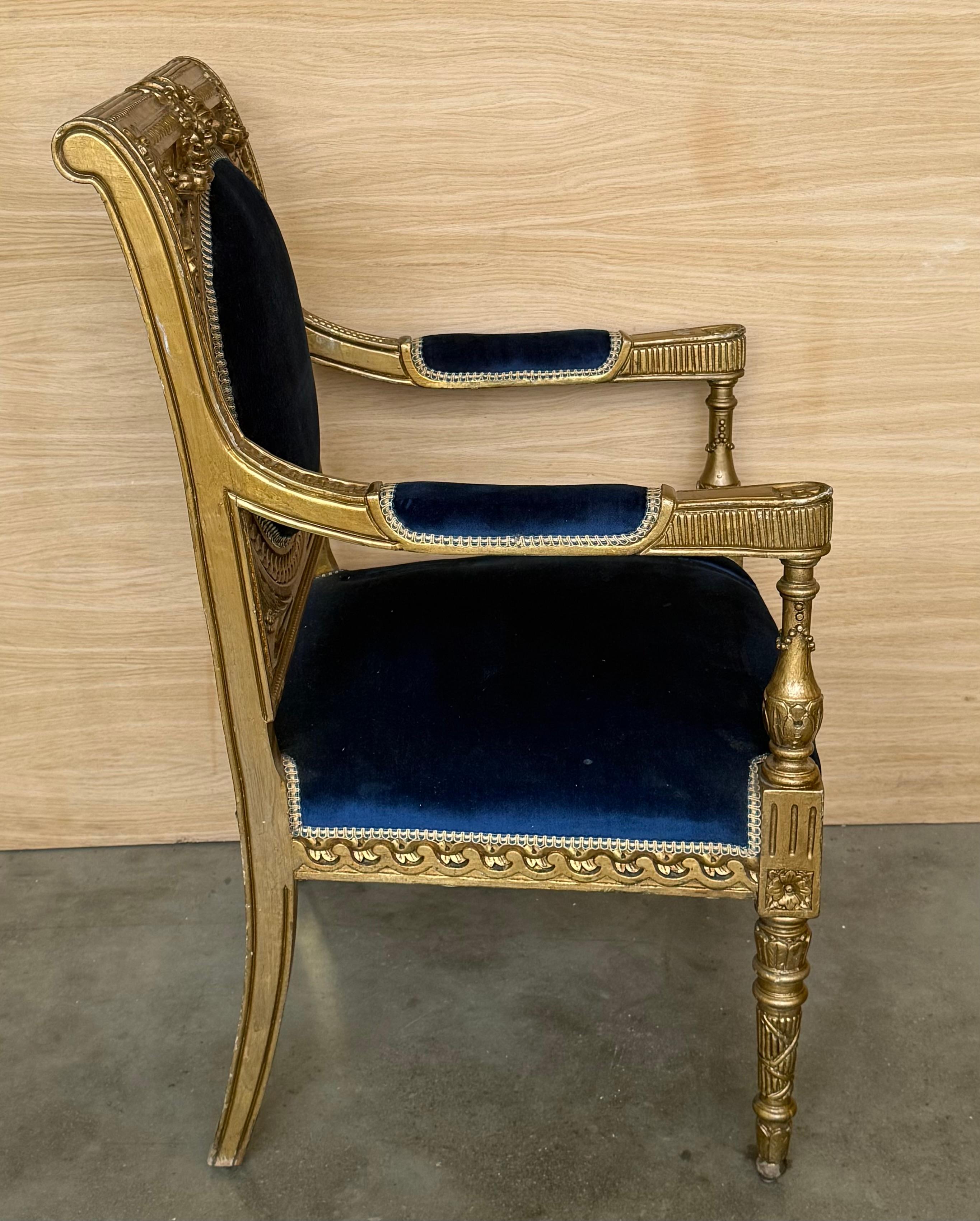Pareja de sillones de madera dorada estilo Luis XVI con terciopelo azul Klein en venta 5