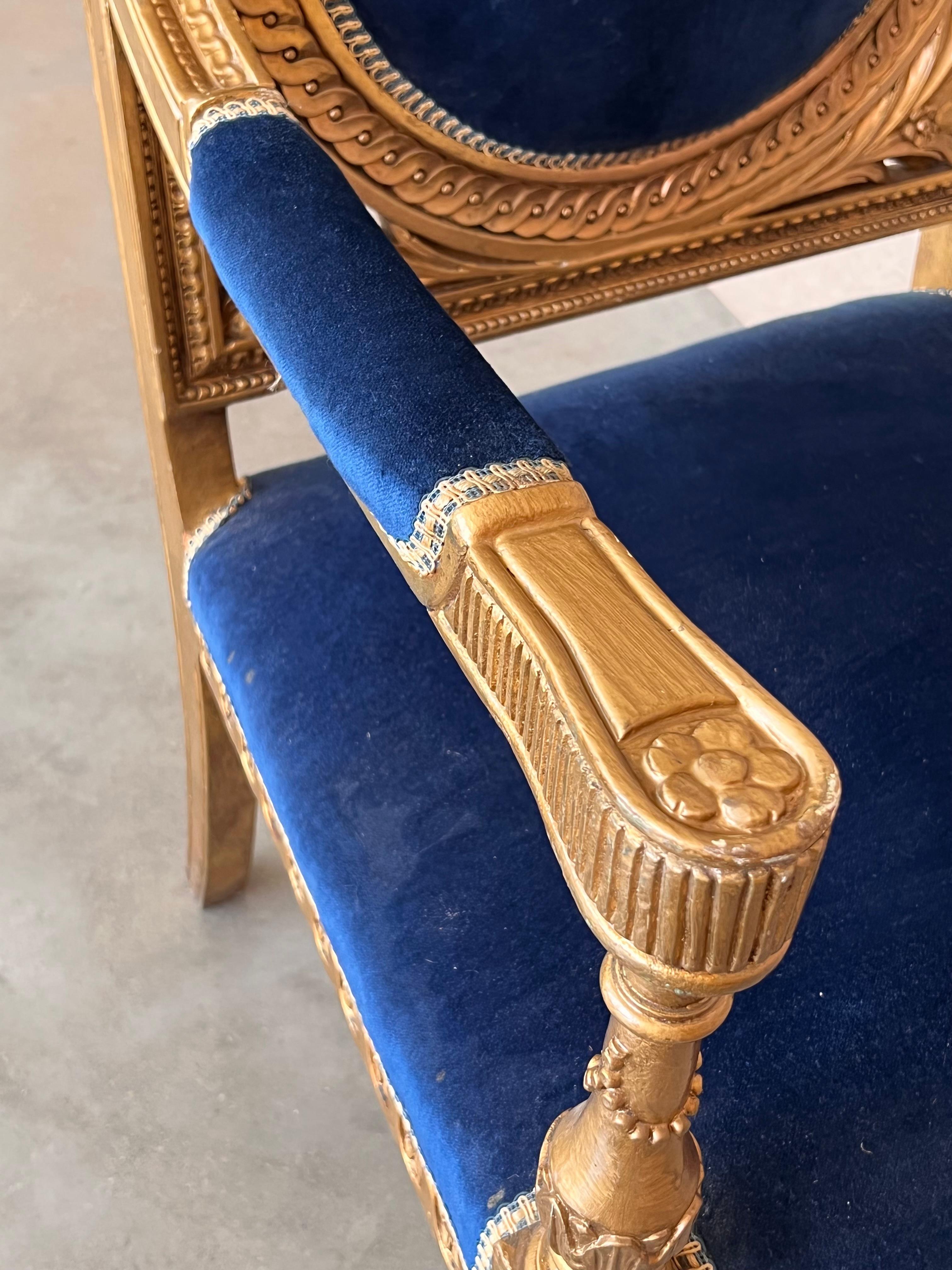 Paire de fauteuils de style Louis XVI en bois doré avec velours Klein bleu 6