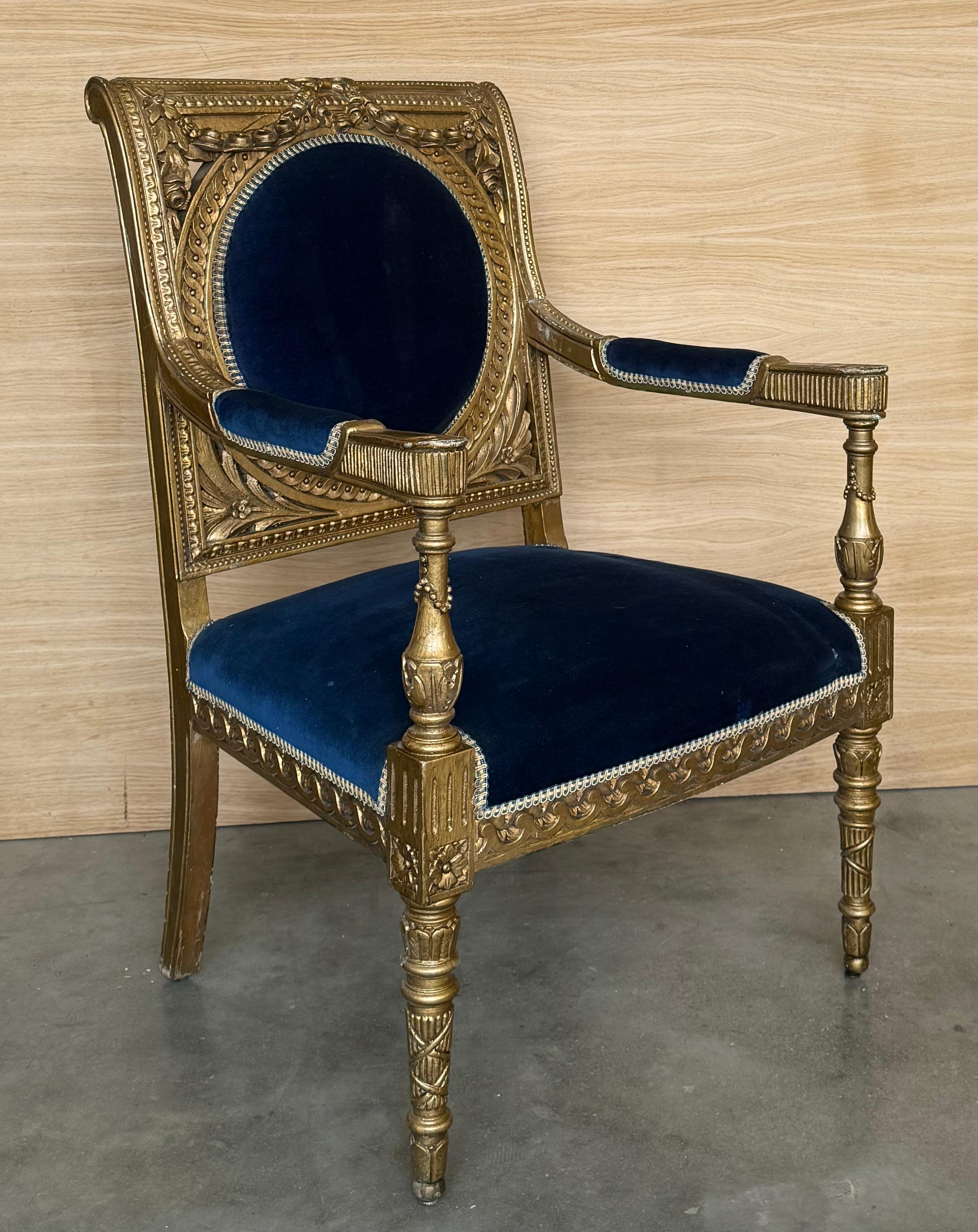 Pareja de sillones de madera dorada estilo Luis XVI con terciopelo azul Klein en venta 6
