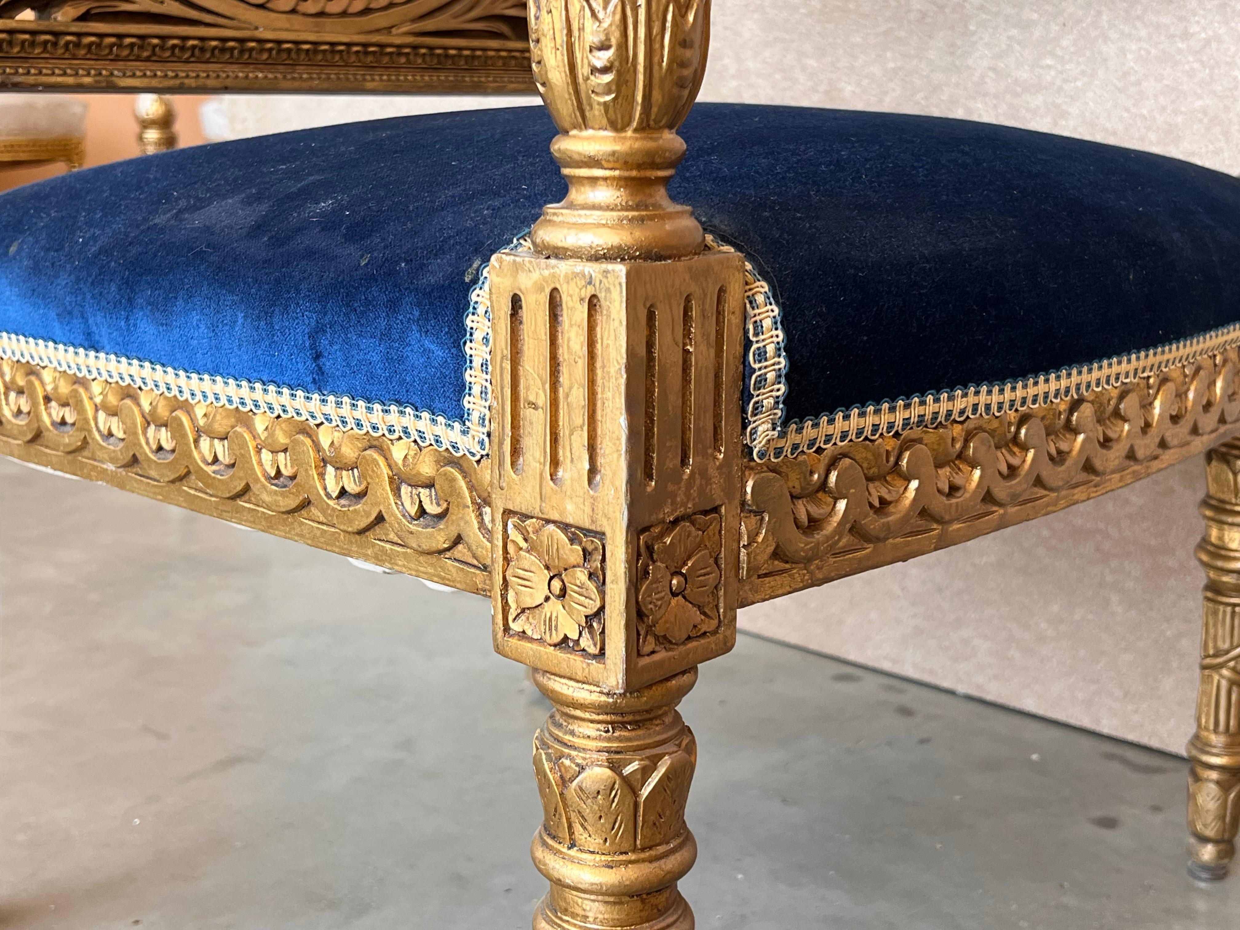 Paire de fauteuils de style Louis XVI en bois doré avec velours Klein bleu 7
