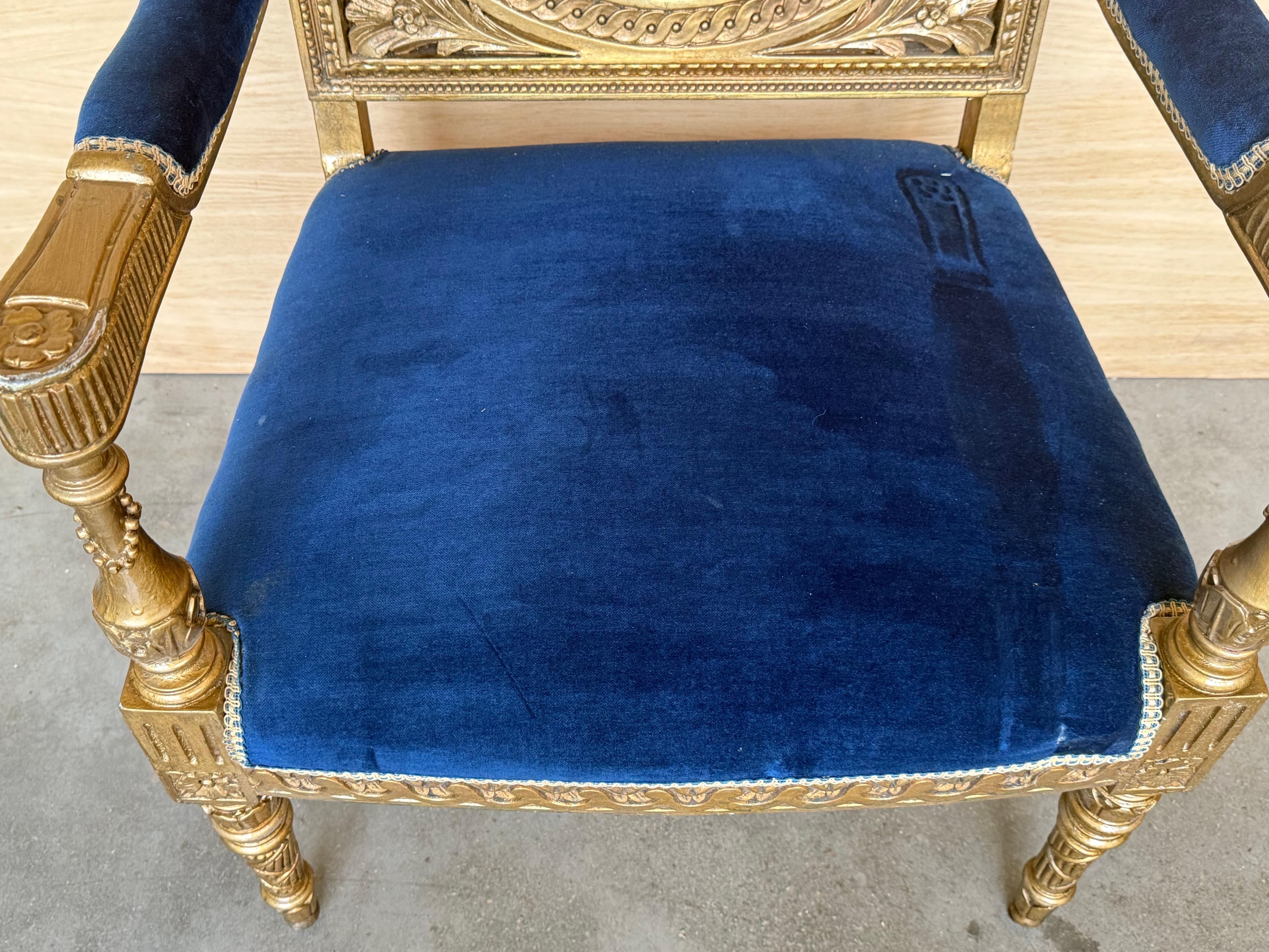 Pareja de sillones de madera dorada estilo Luis XVI con terciopelo azul Klein en venta 7