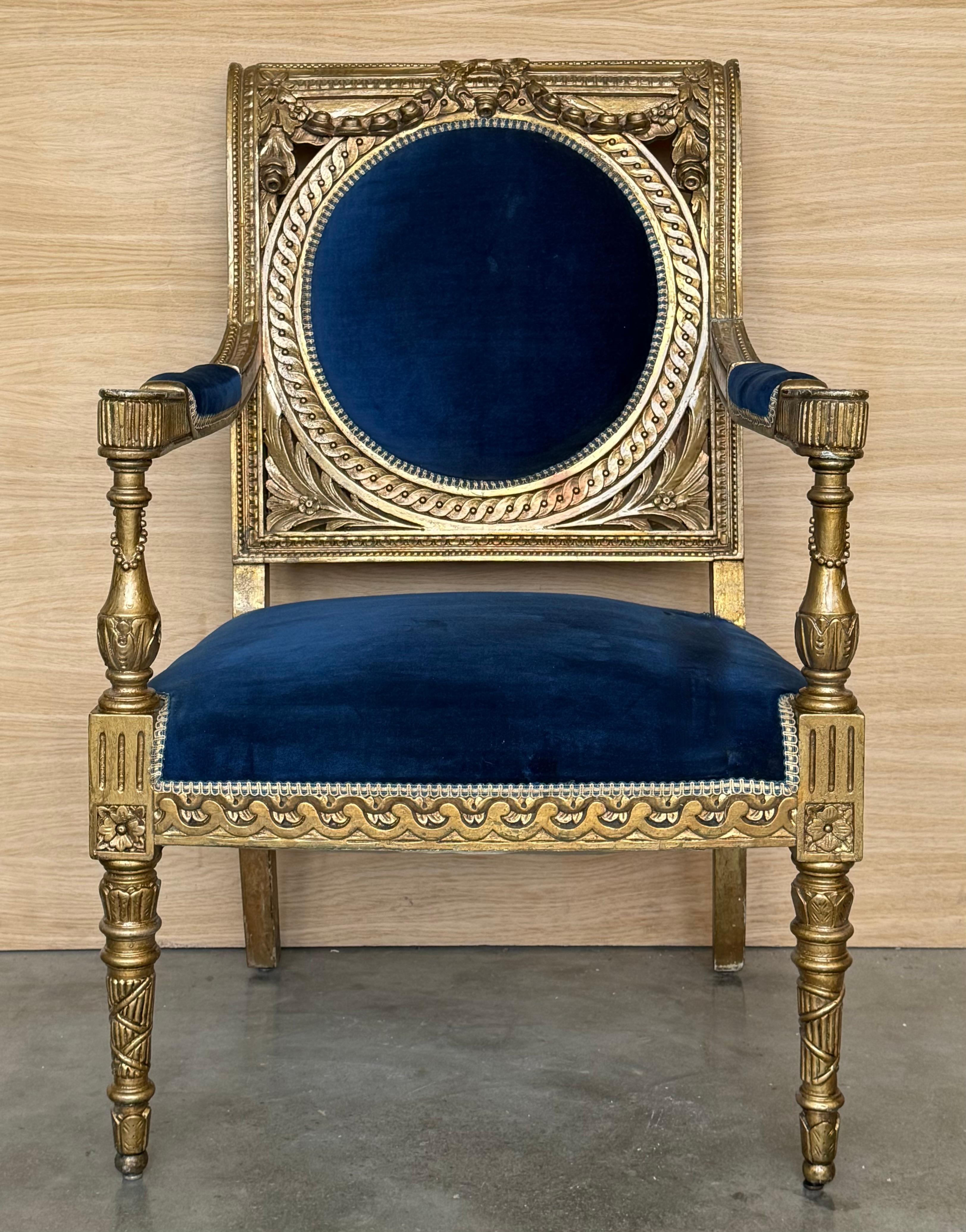Pareja de sillones de madera dorada estilo Luis XVI con terciopelo azul Klein Francés en venta
