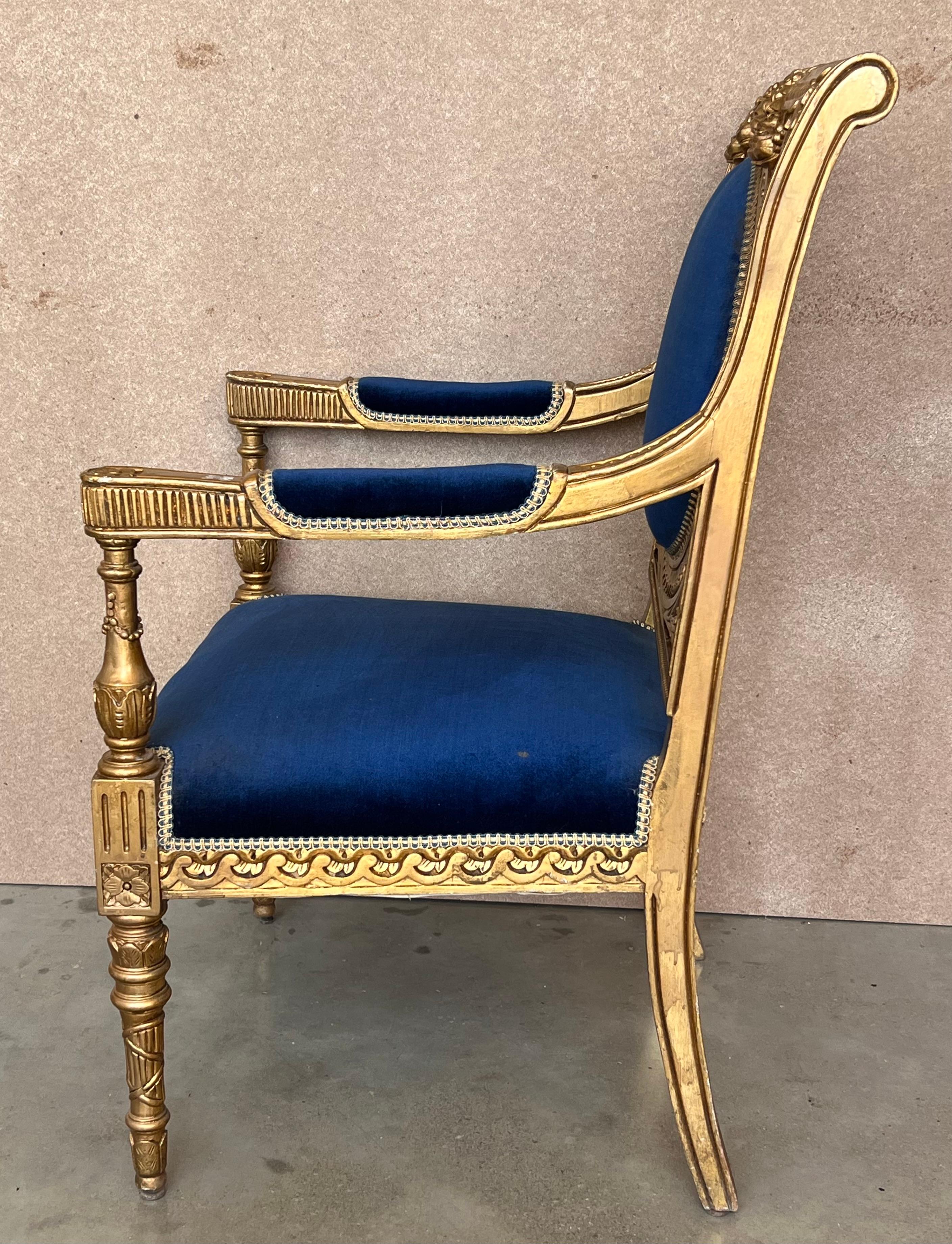 Paire de fauteuils de style Louis XVI en bois doré avec velours Klein bleu Bon état �à Miami, FL