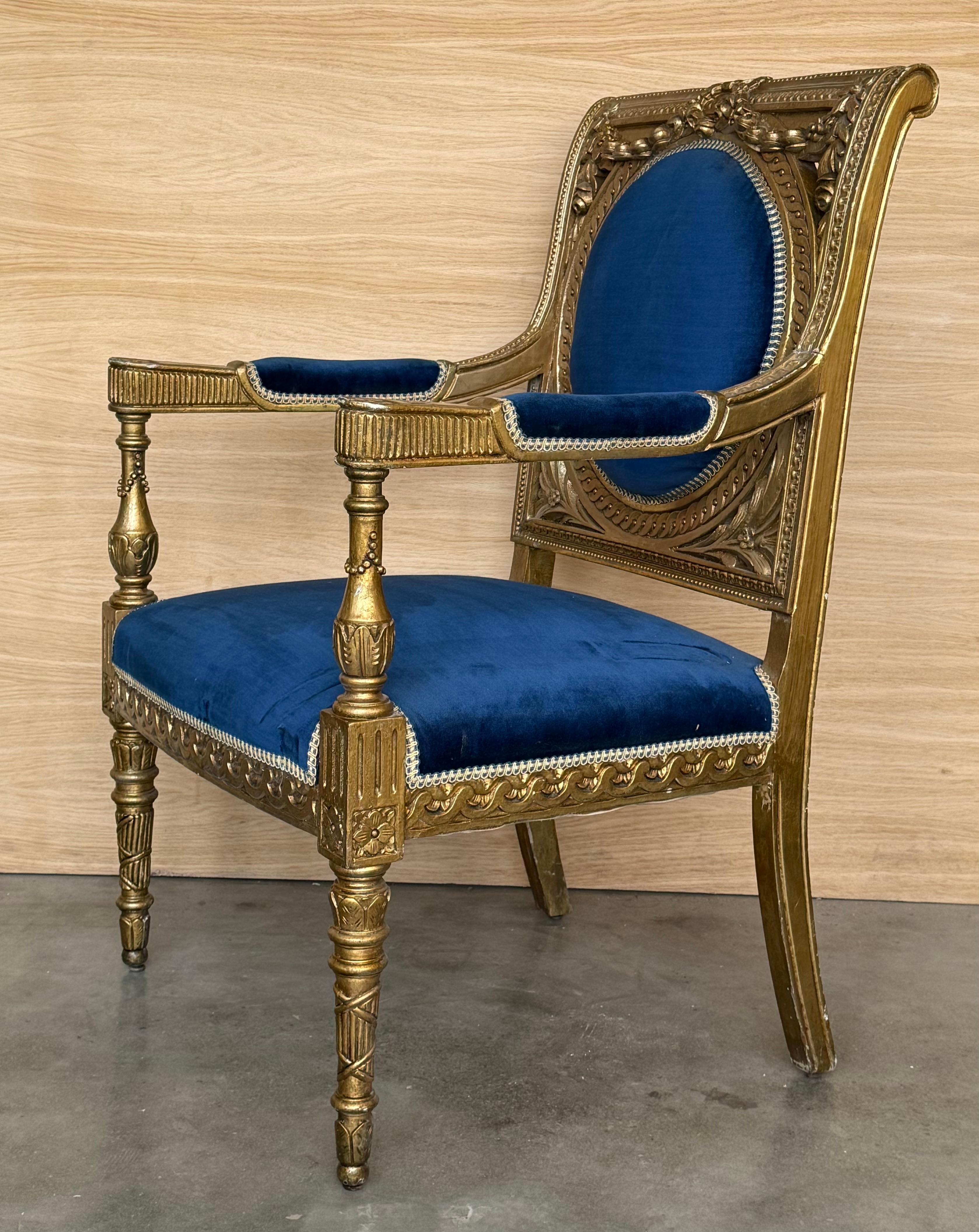 Pareja de sillones de madera dorada estilo Luis XVI con terciopelo azul Klein en Bueno estado para la venta en Miami, FL