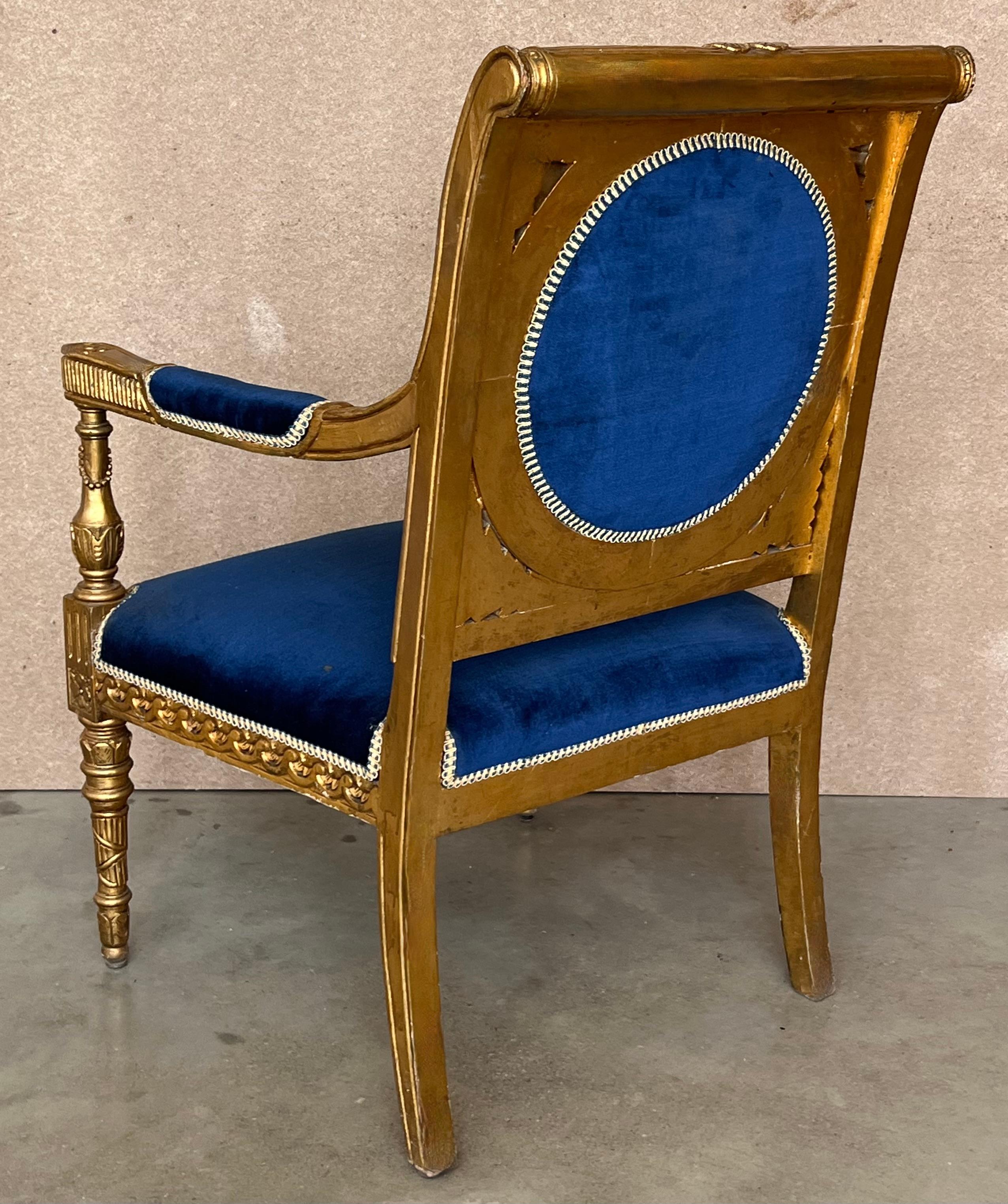 20ième siècle Paire de fauteuils de style Louis XVI en bois doré avec velours Klein bleu