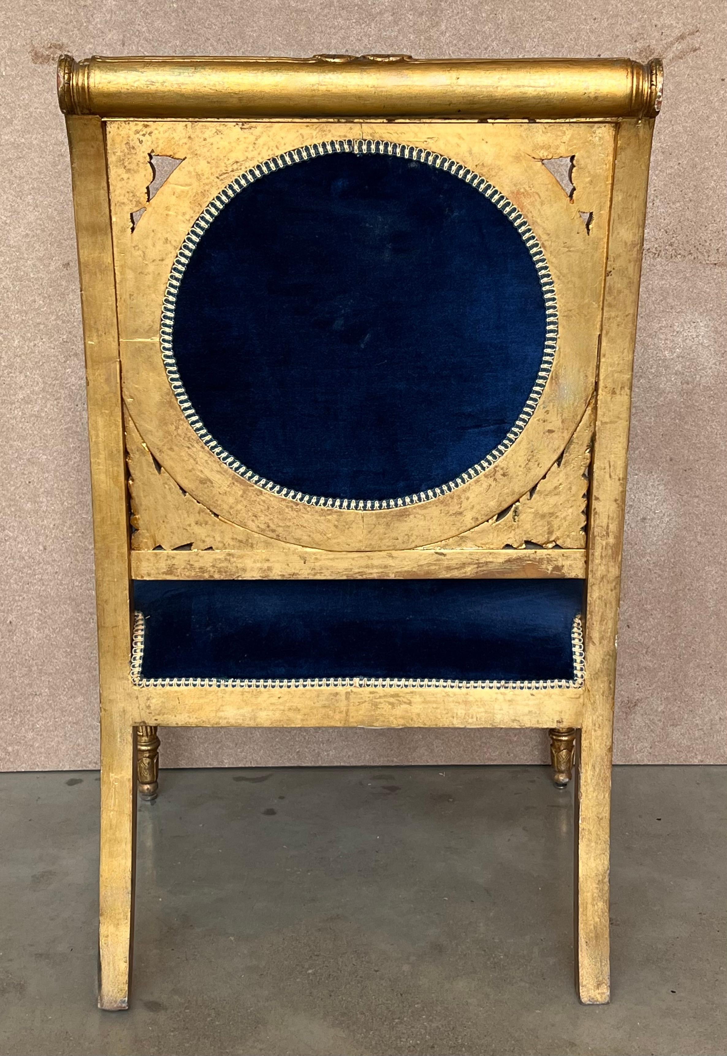 Velours Paire de fauteuils de style Louis XVI en bois doré avec velours Klein bleu